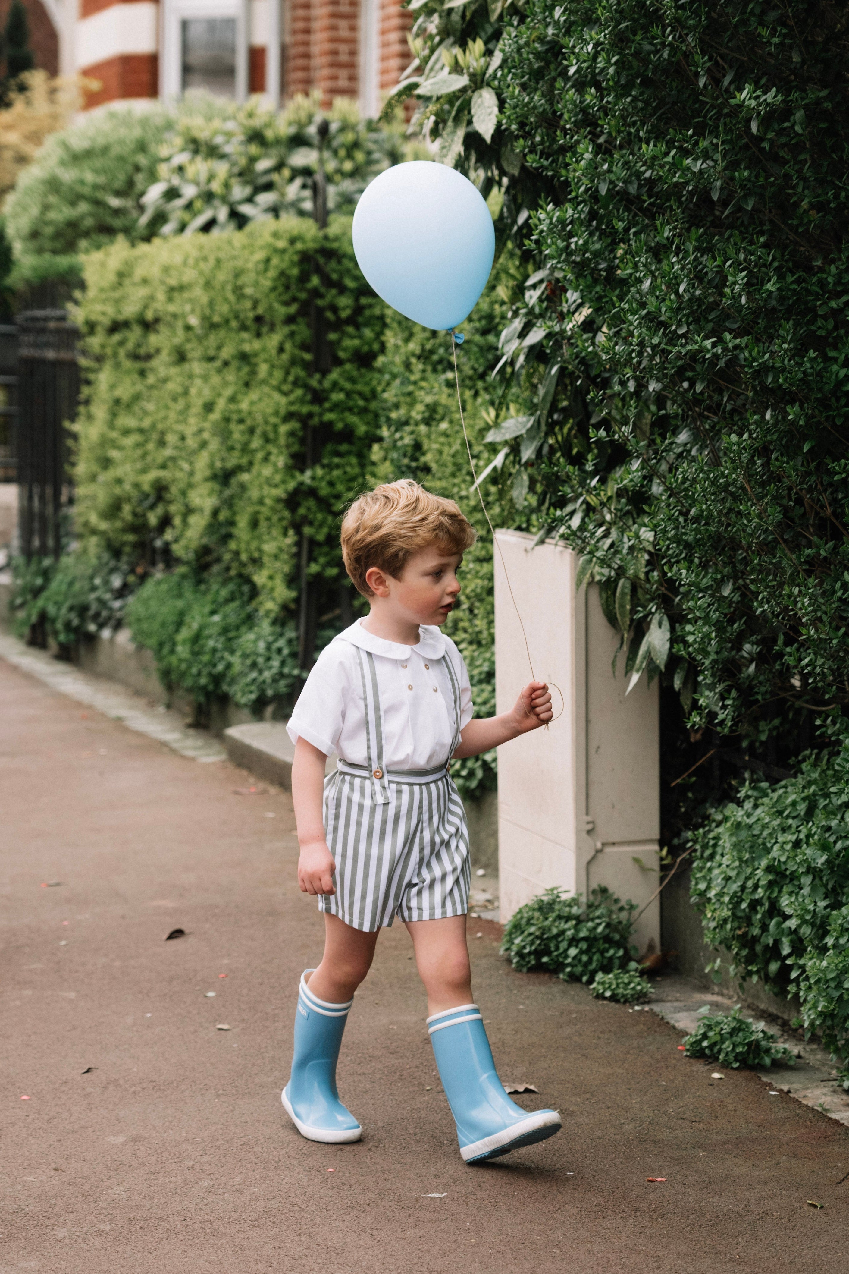 Joseph, le short à bretelles à larges rayures olive