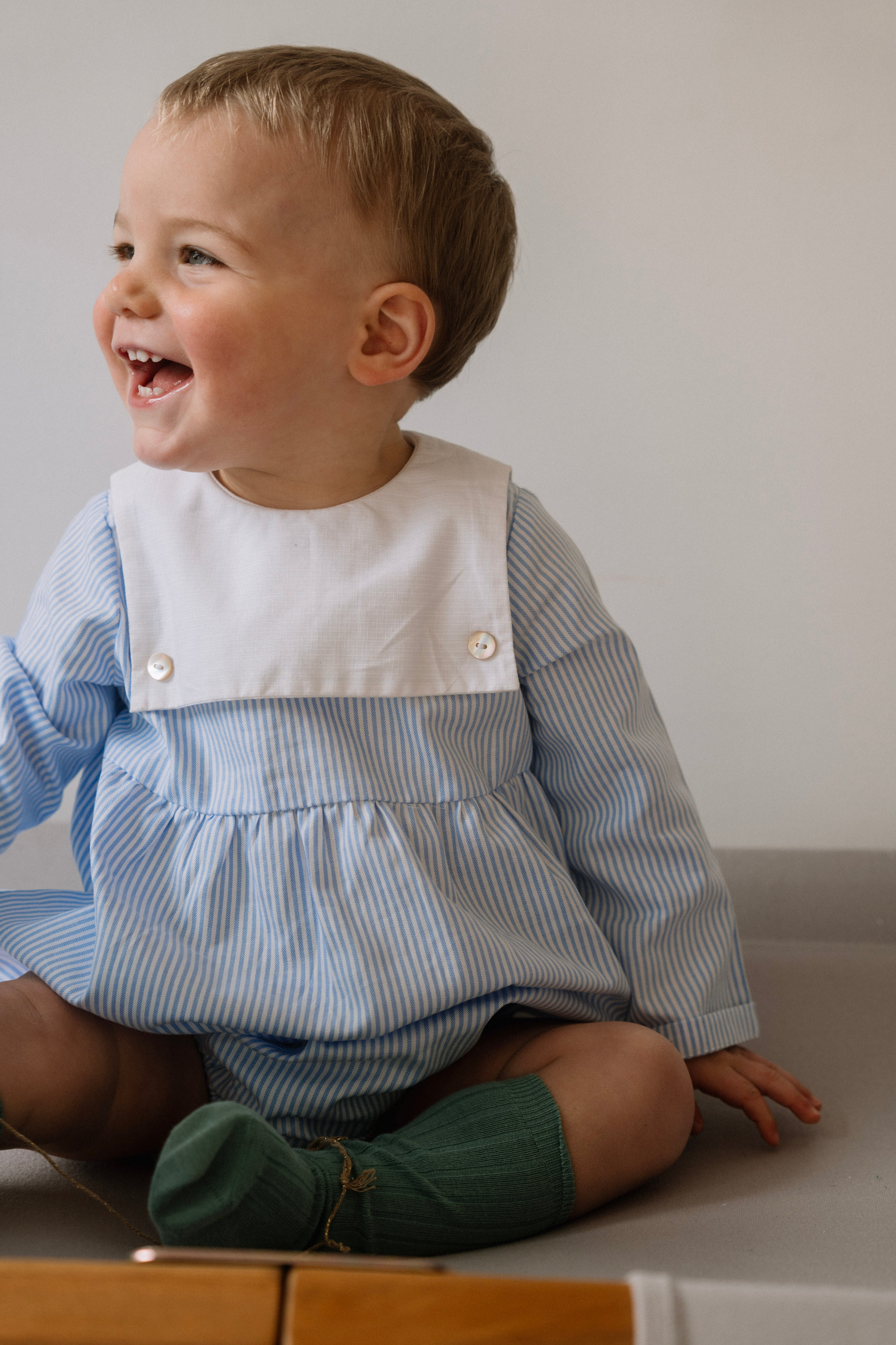 La barboteuse à col carré boutonné Côme