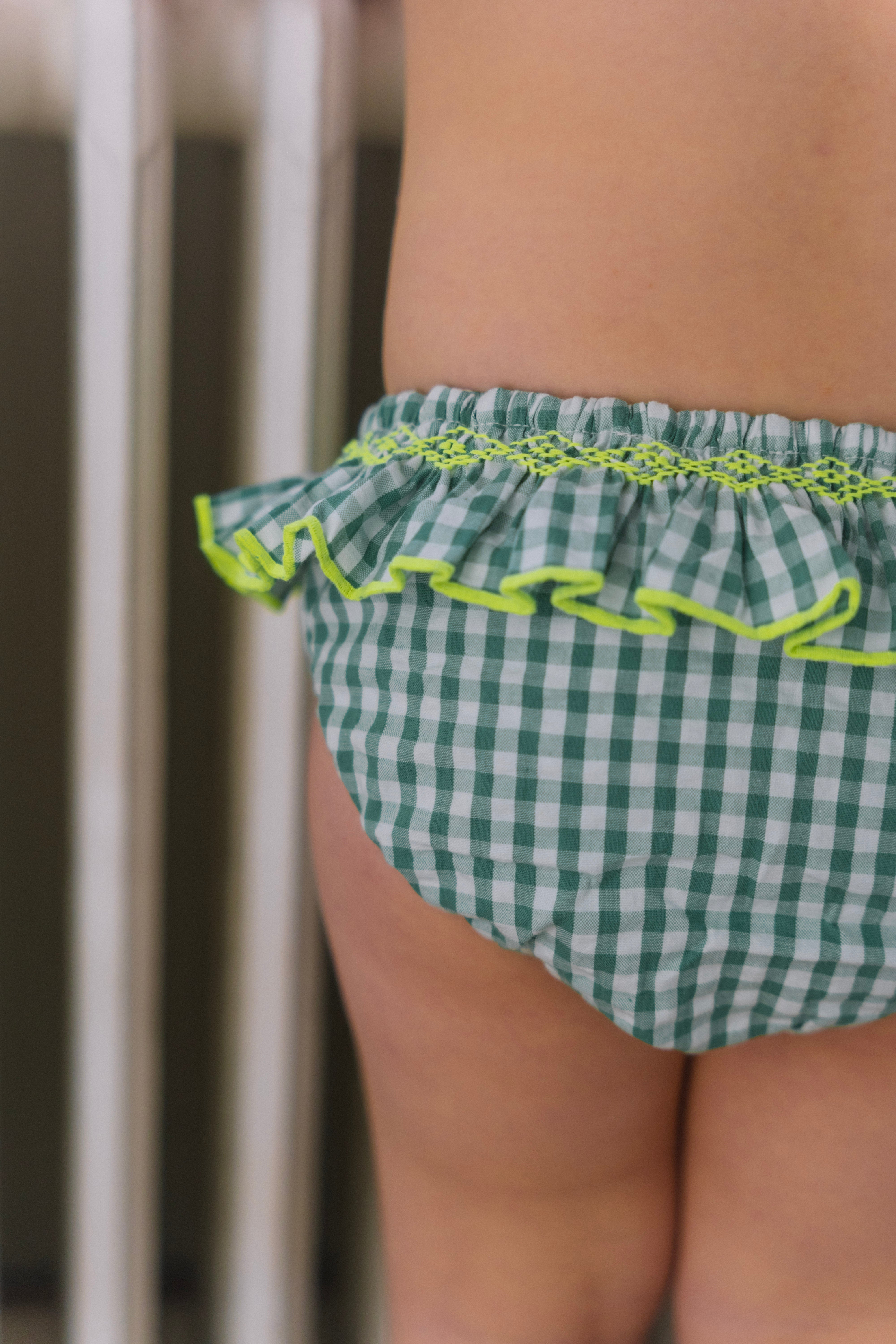 La culotte de bain Célestine à volant smocké vichy vert