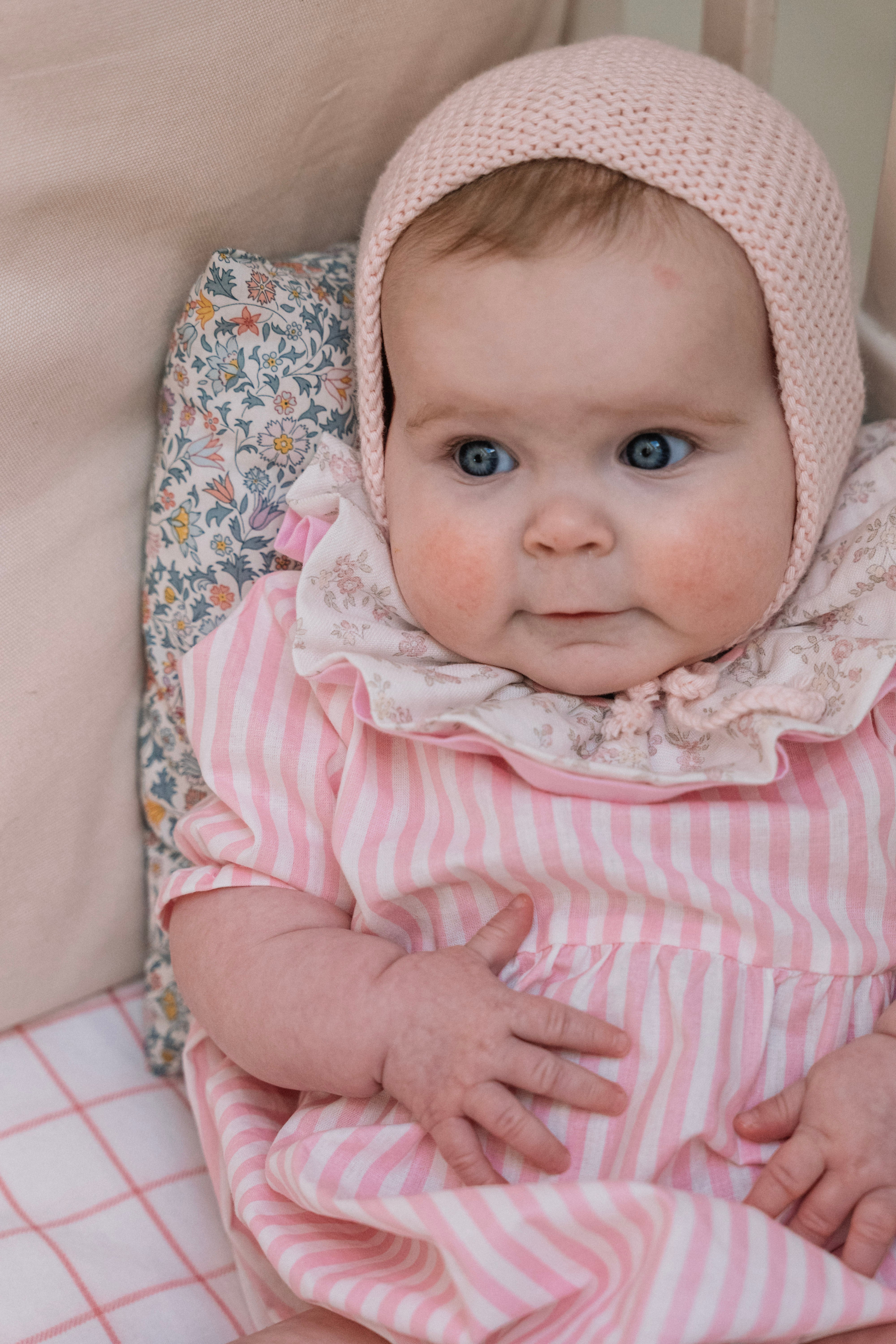 La barboteuse à double col volanté Pia rayée rose