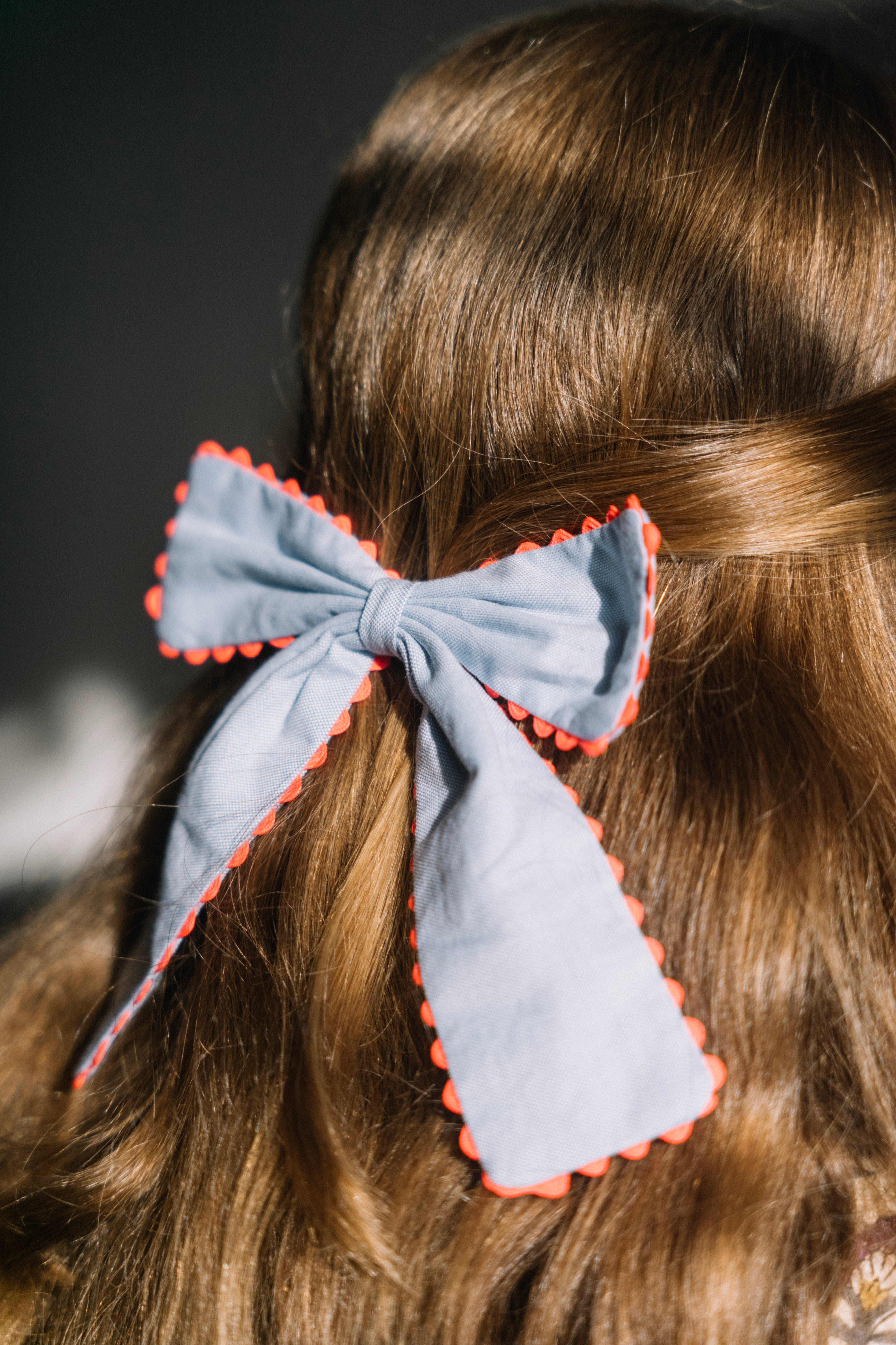 La maxi barrette à gros nœud Brunette avec du croquet