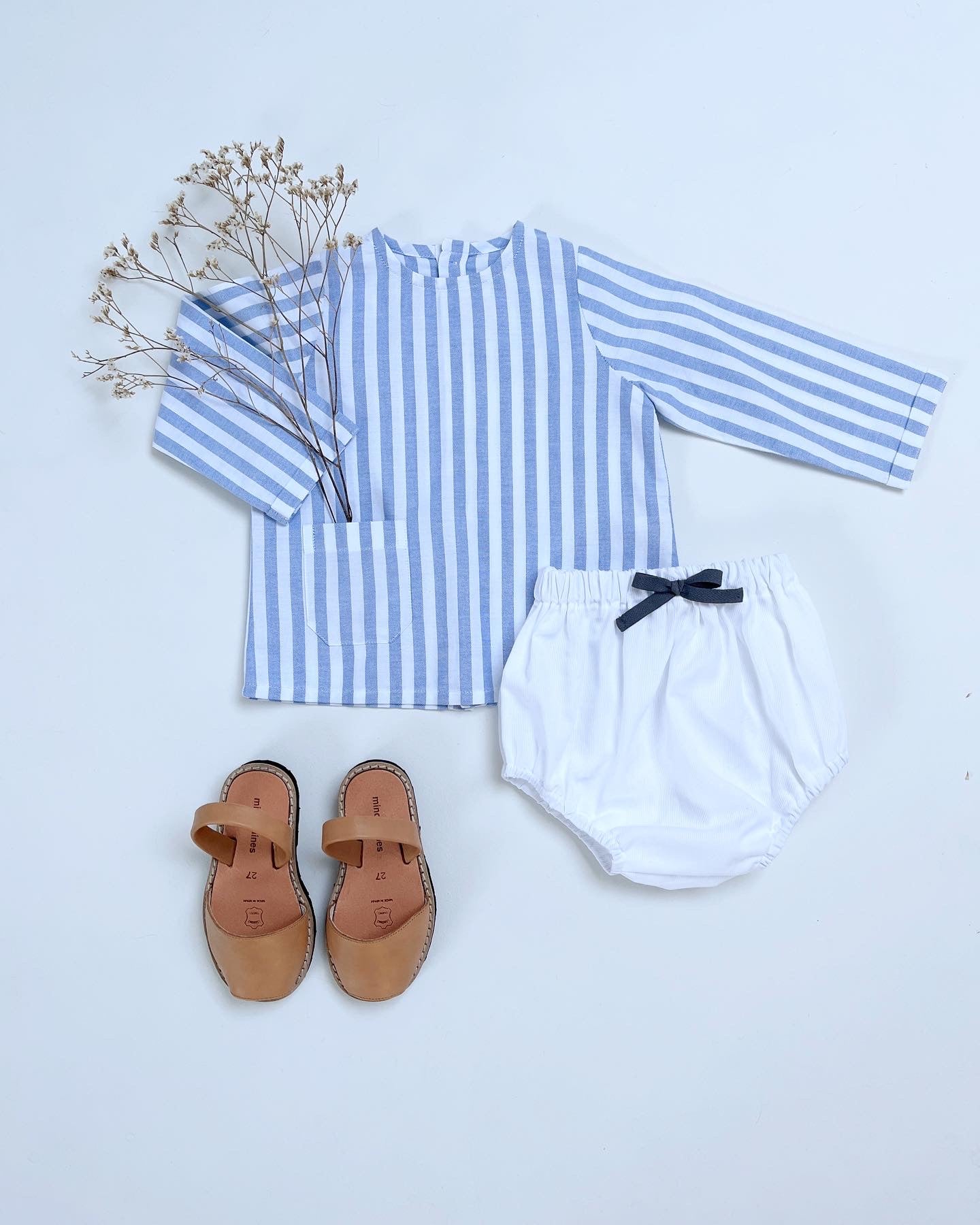 La blouse sans col Barnabé à larges rayures bleues