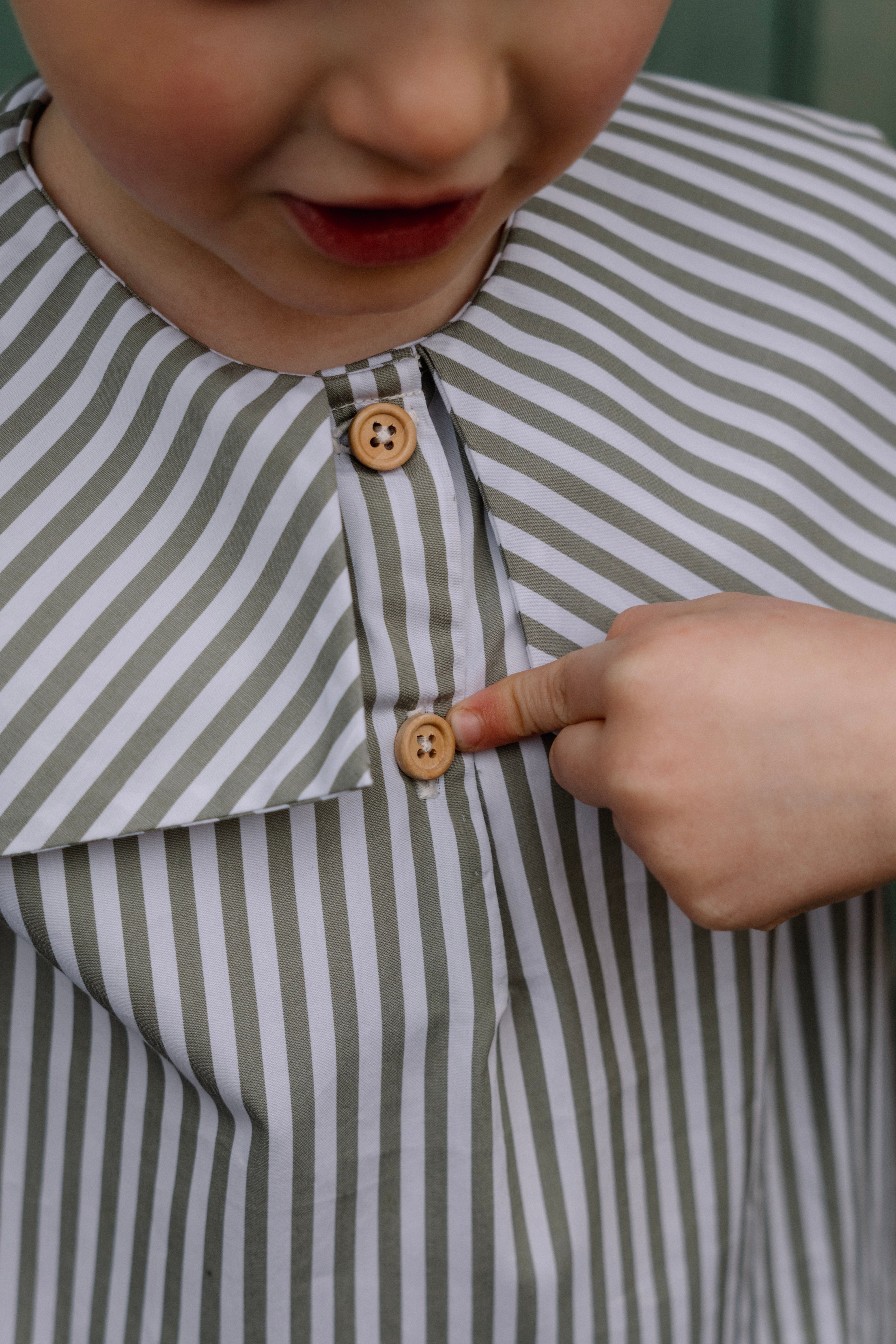 La blouse à col carré Hector rayée vert olive