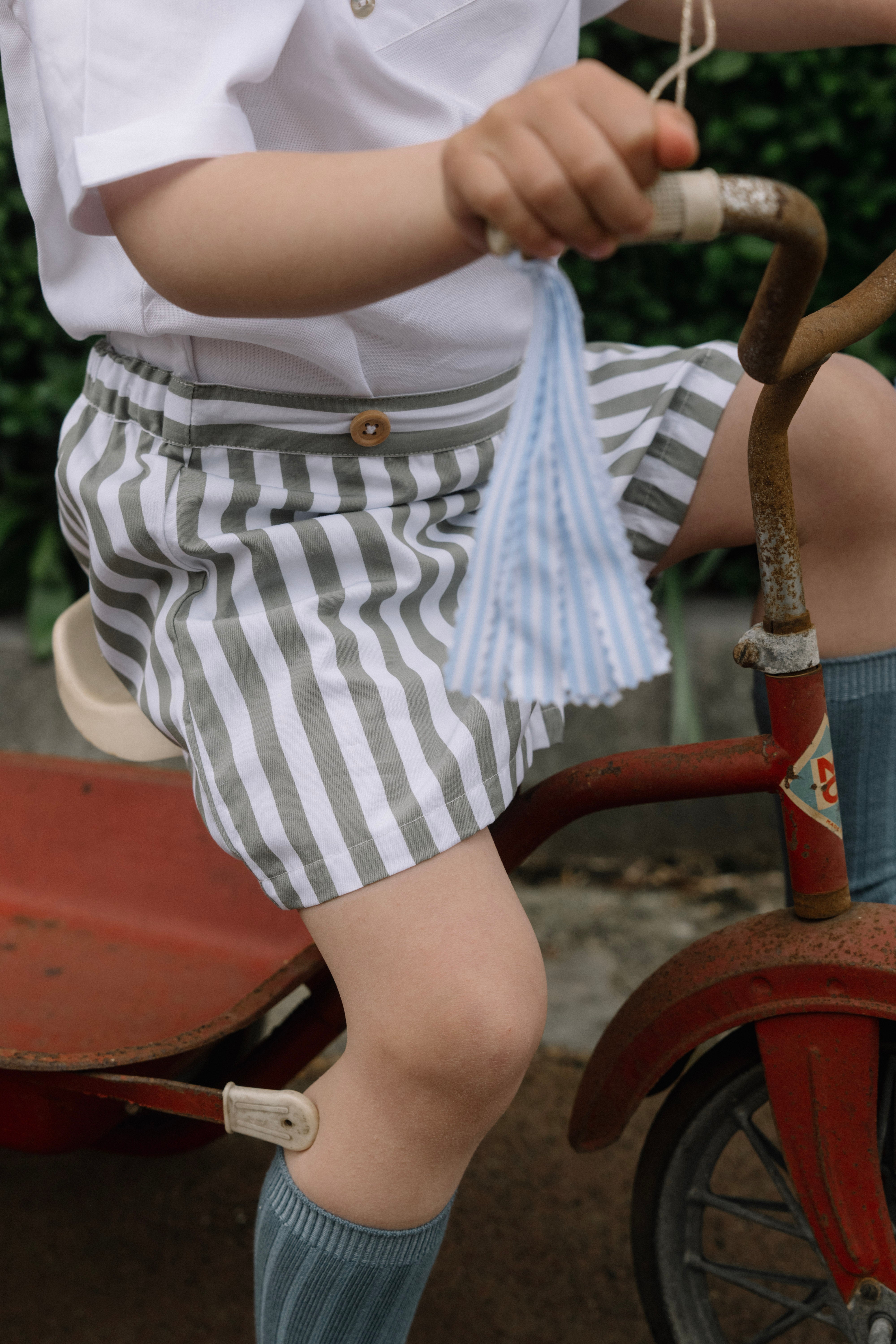 Joseph, le short à bretelles à larges rayures olive