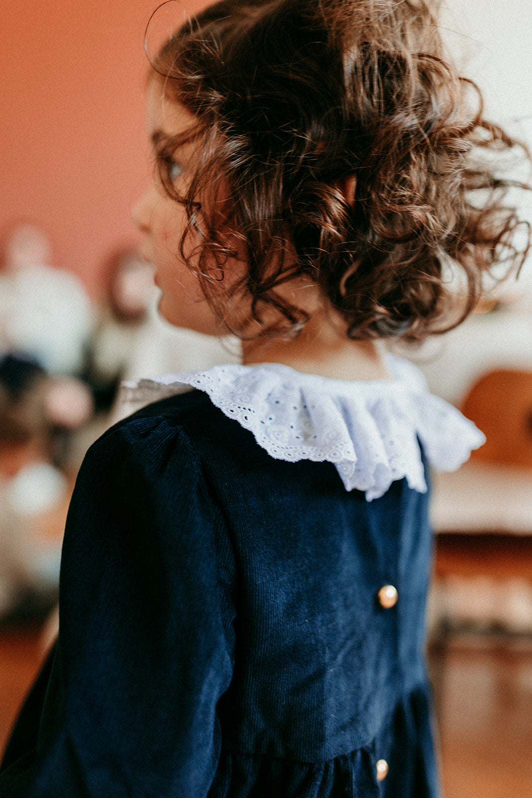 La robe à col volanté brodé Louise