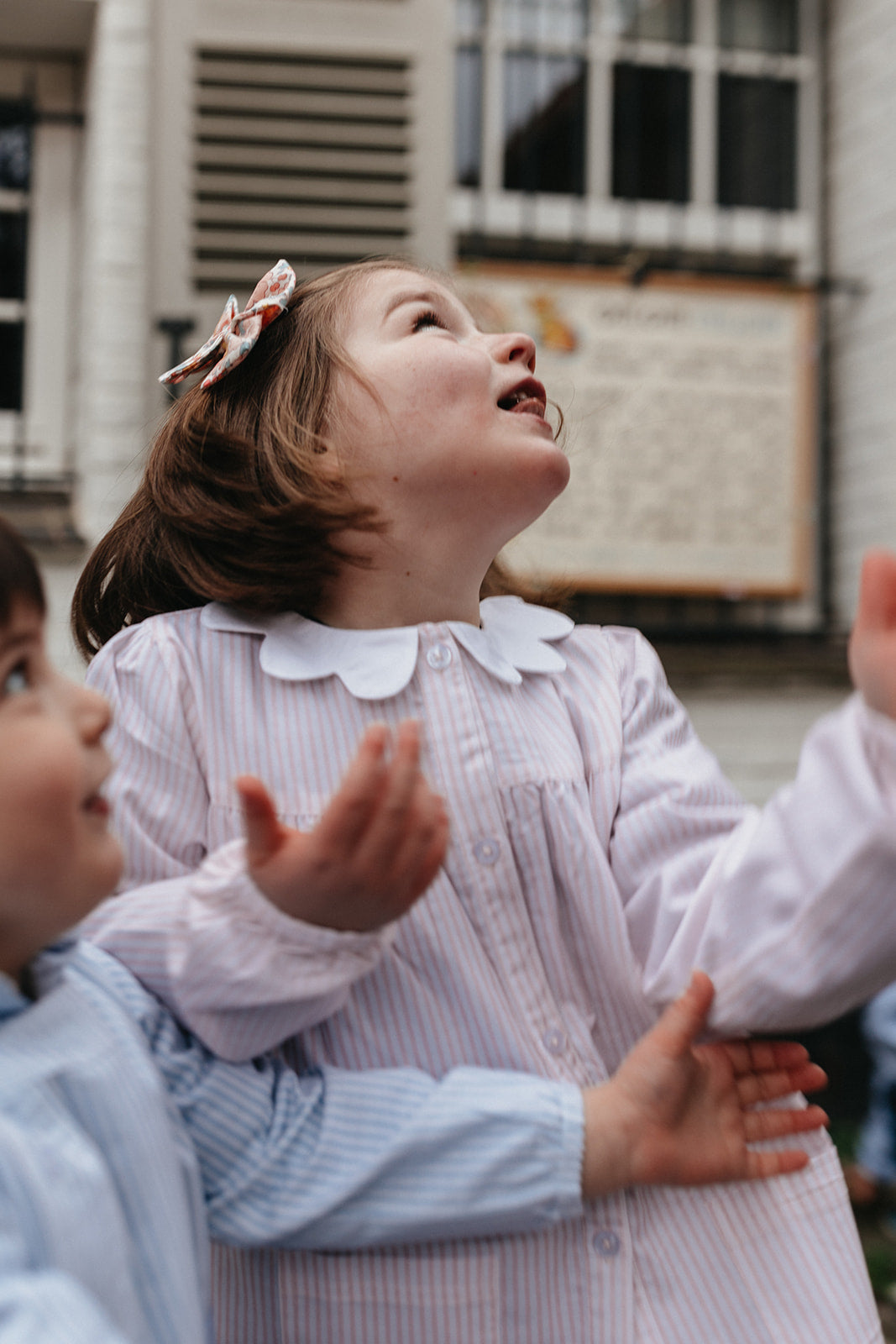 Joséphine, le tablier pour fille rayé rose à boutons