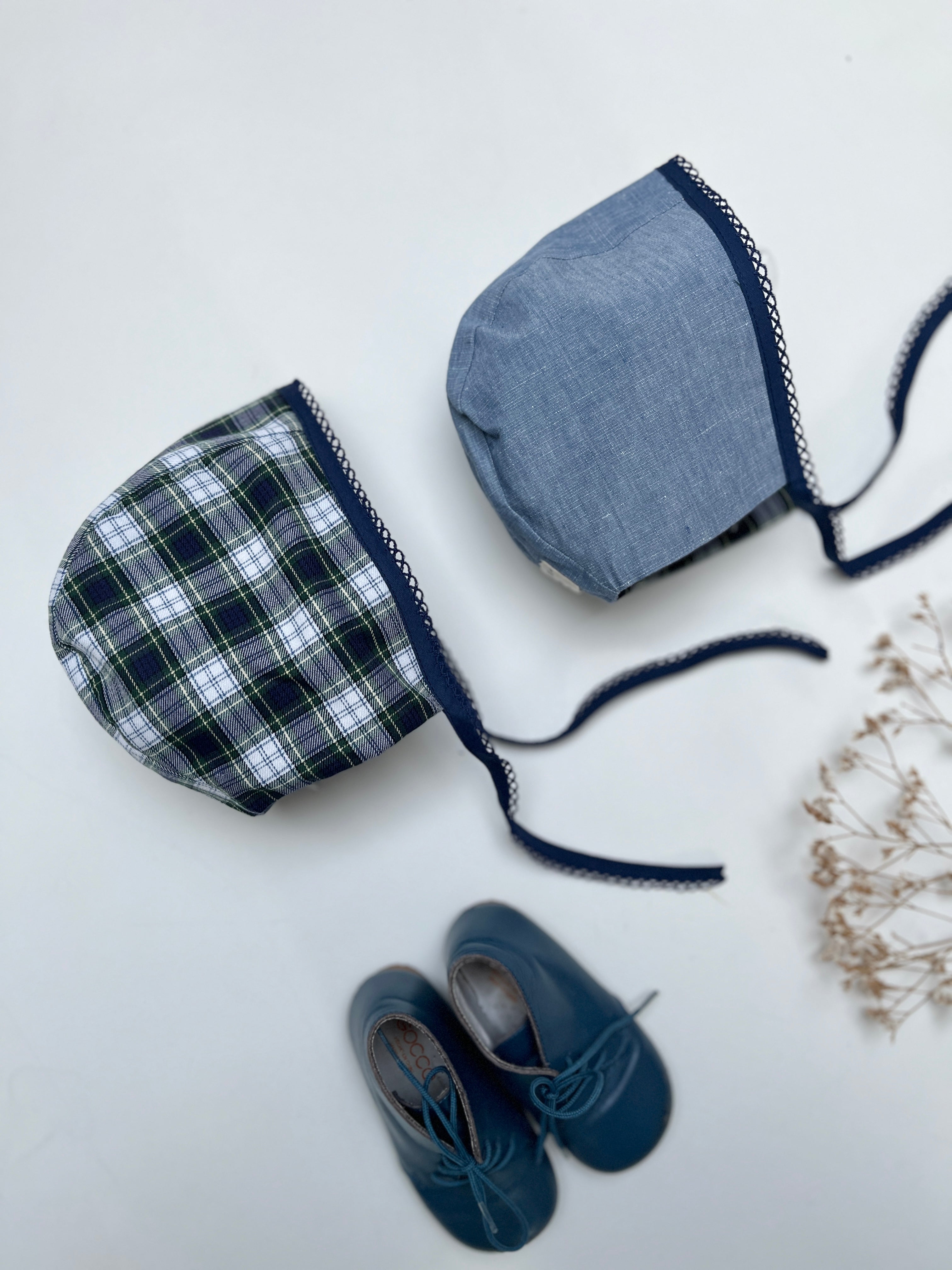 Le béguin réversible Lazare en tartan vert et chambray bleu denim