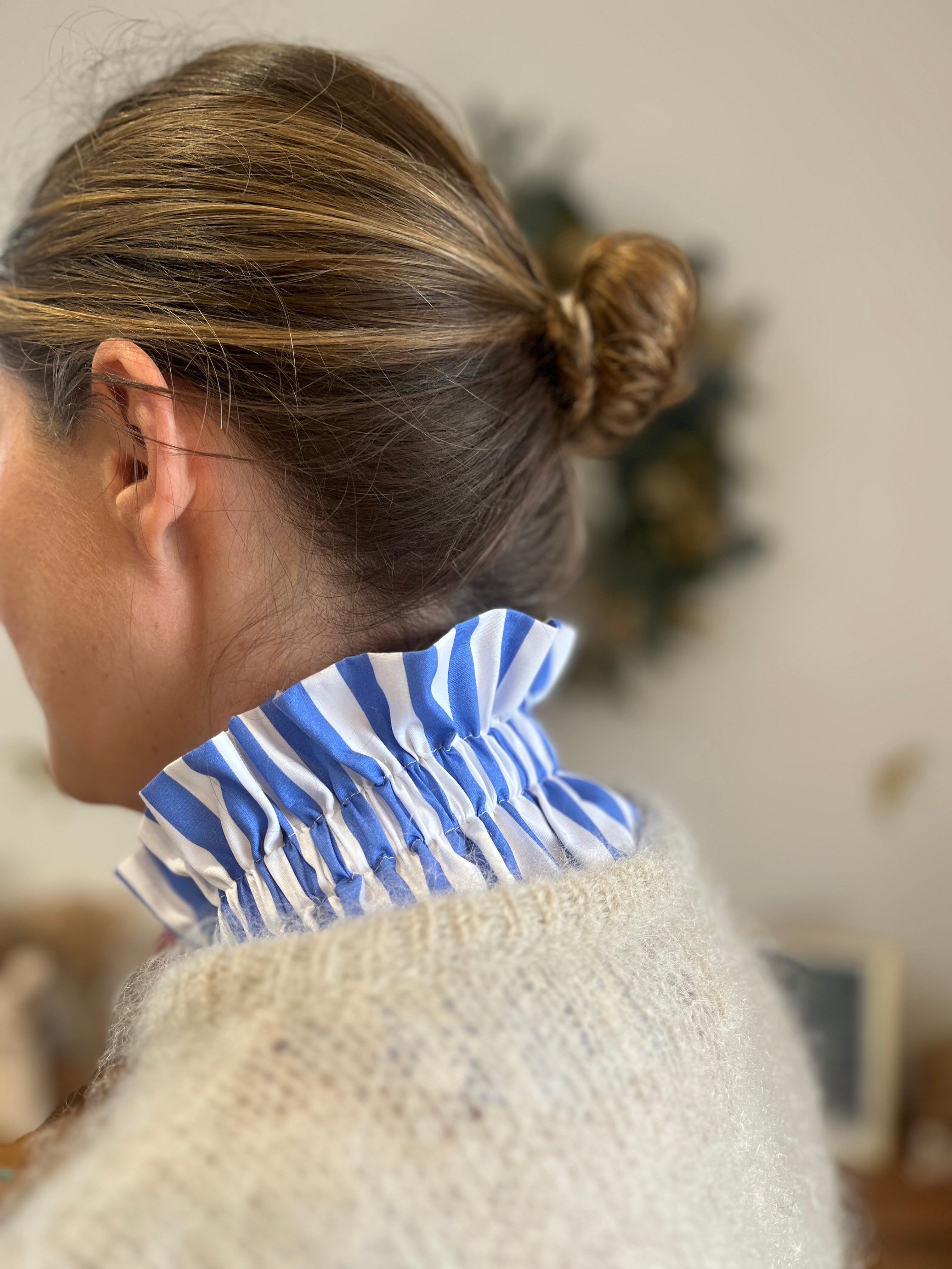 Hortense le col volanté à gros noeud pour les mum's larges rayures bleues