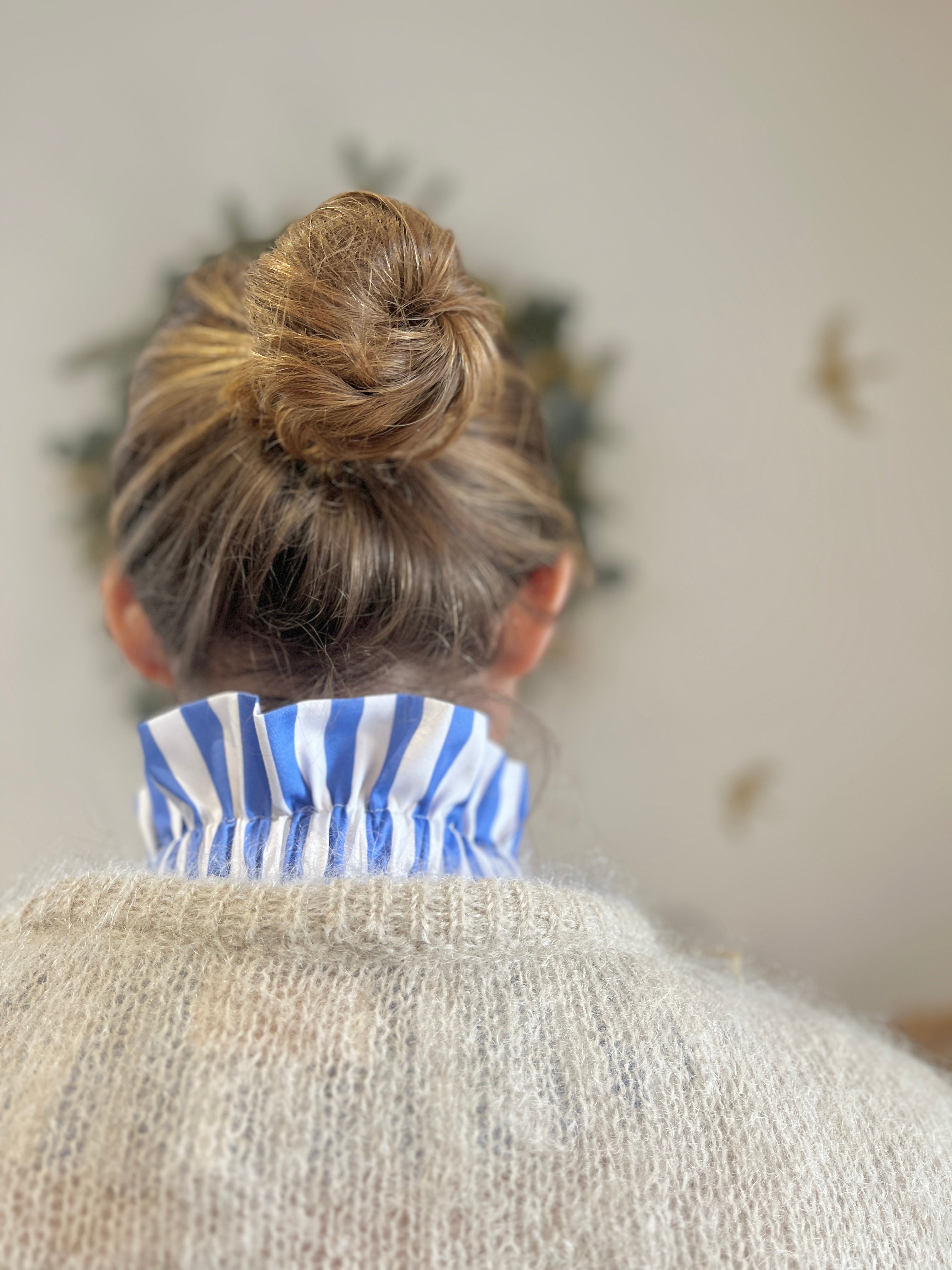 Hortense le col volanté à gros noeud pour les mum's larges rayures bleues