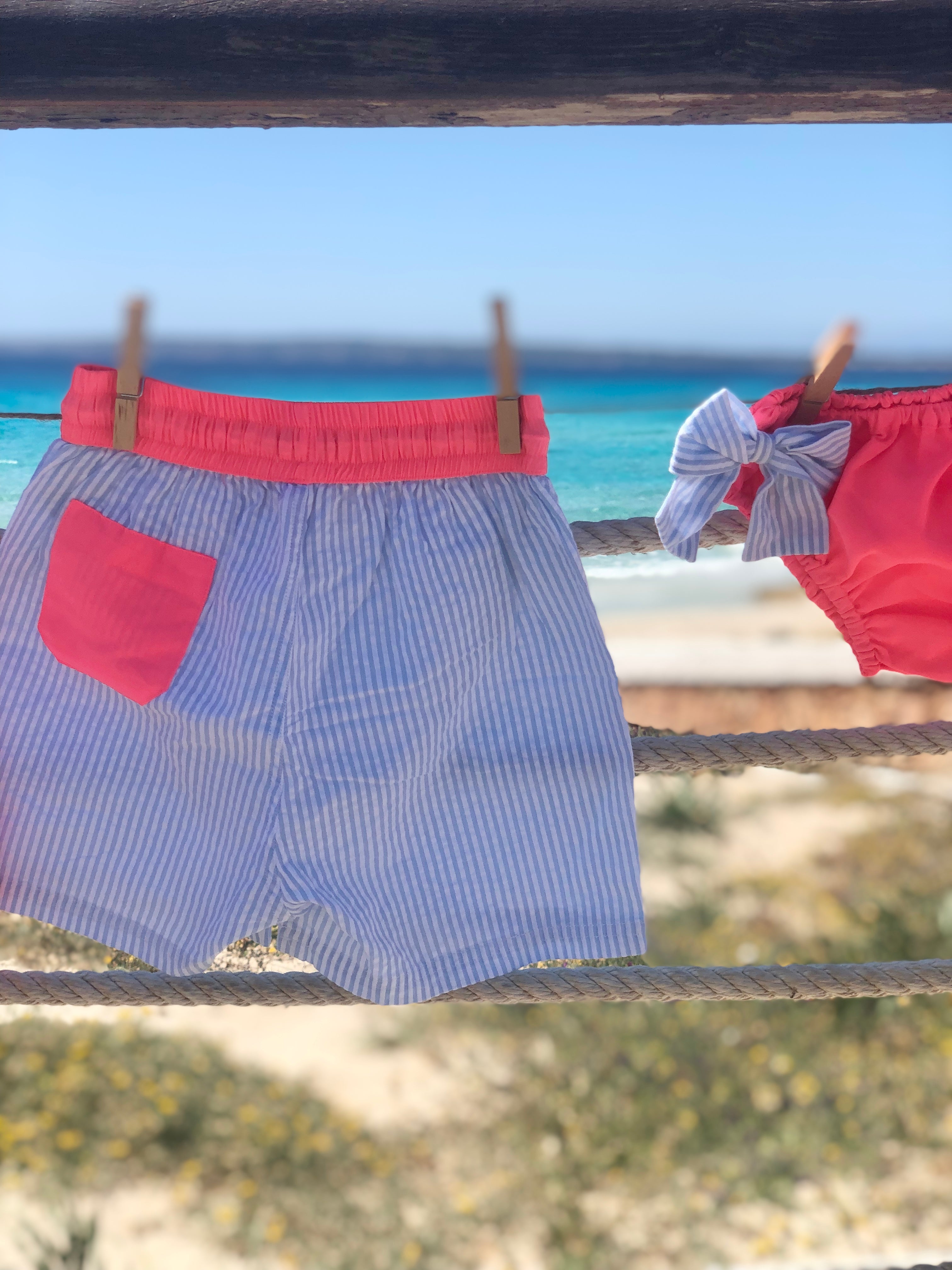 Le short de bain Gustave rayé ciel et rose fluo