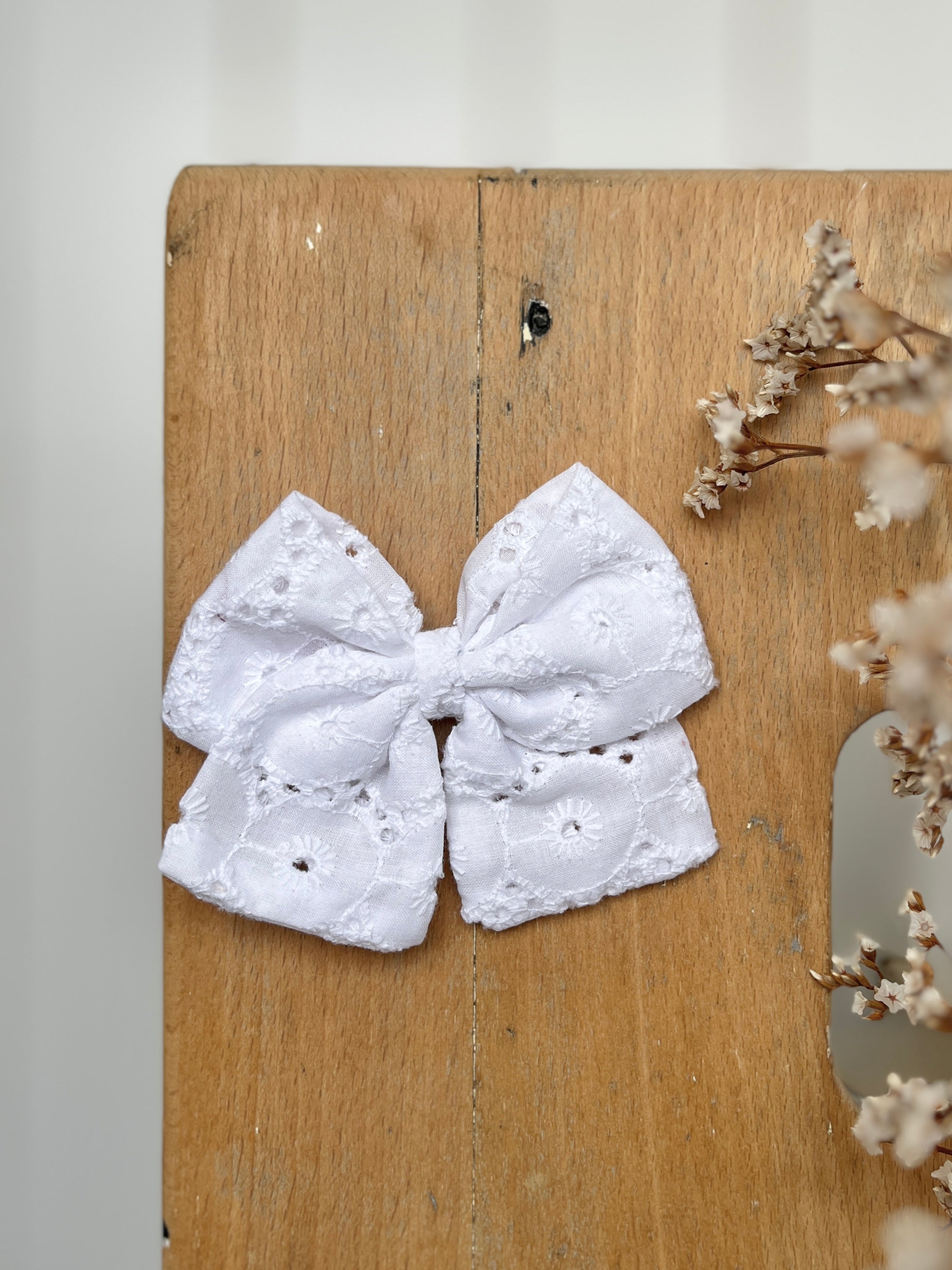 La barrette à gros noeud Brunette unie blanc en broderie anglaise