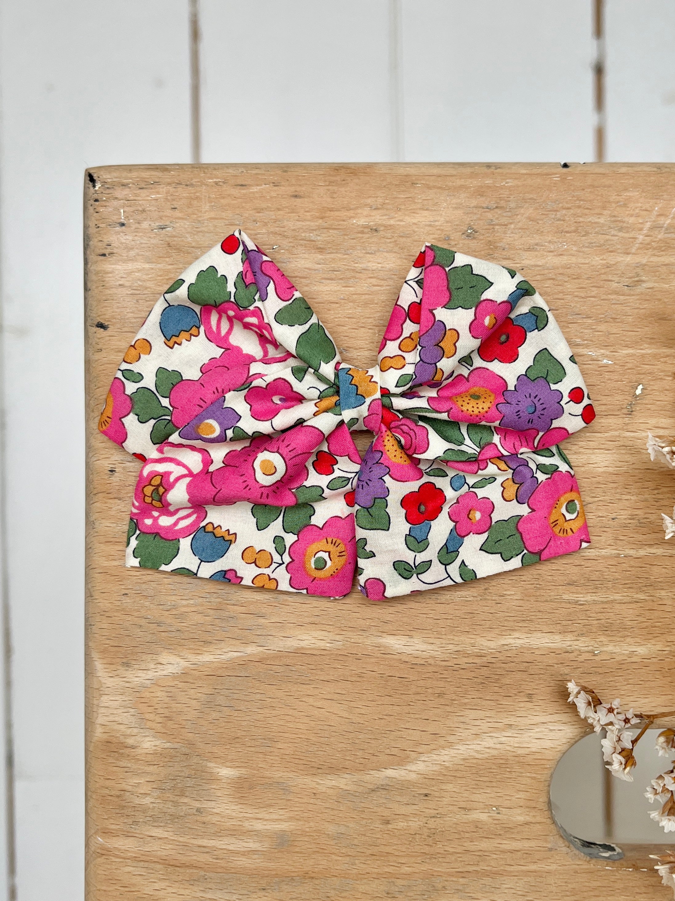 La barrette à gros noeud Brunette Liberty Betsy rose fuschia