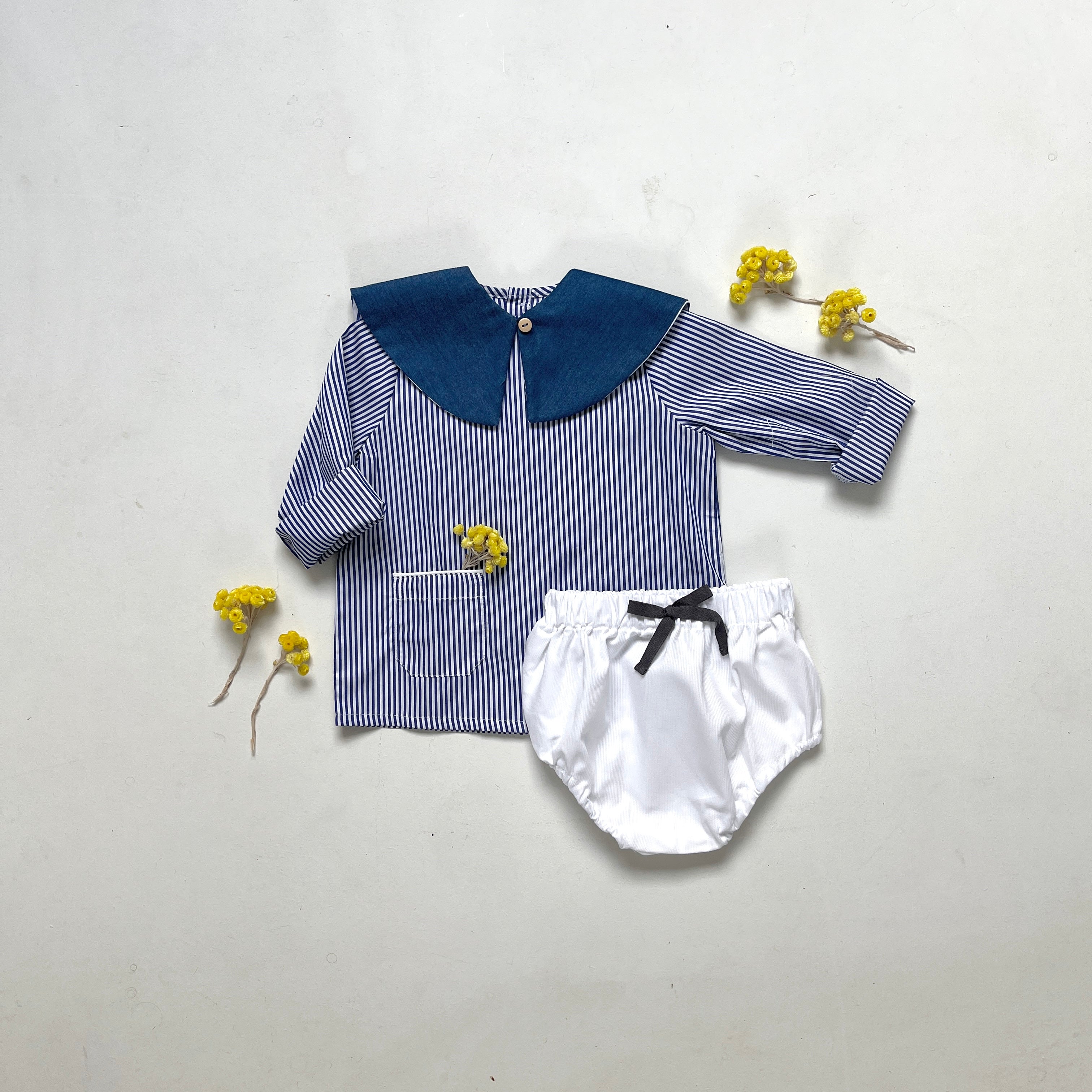 La blouse sans col Barnabé à fines rayures marine