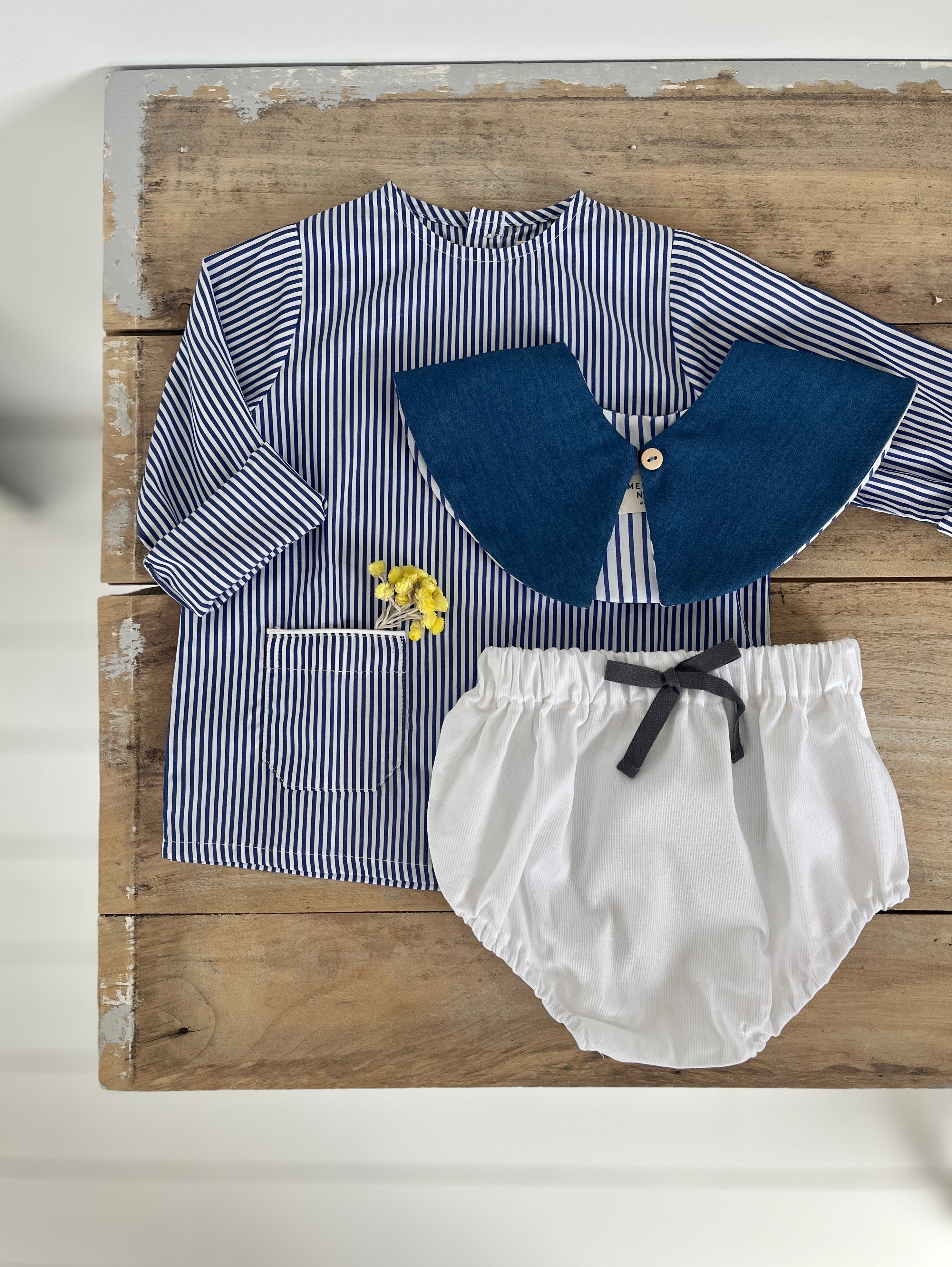 La blouse sans col Barnabé à fines rayures marine