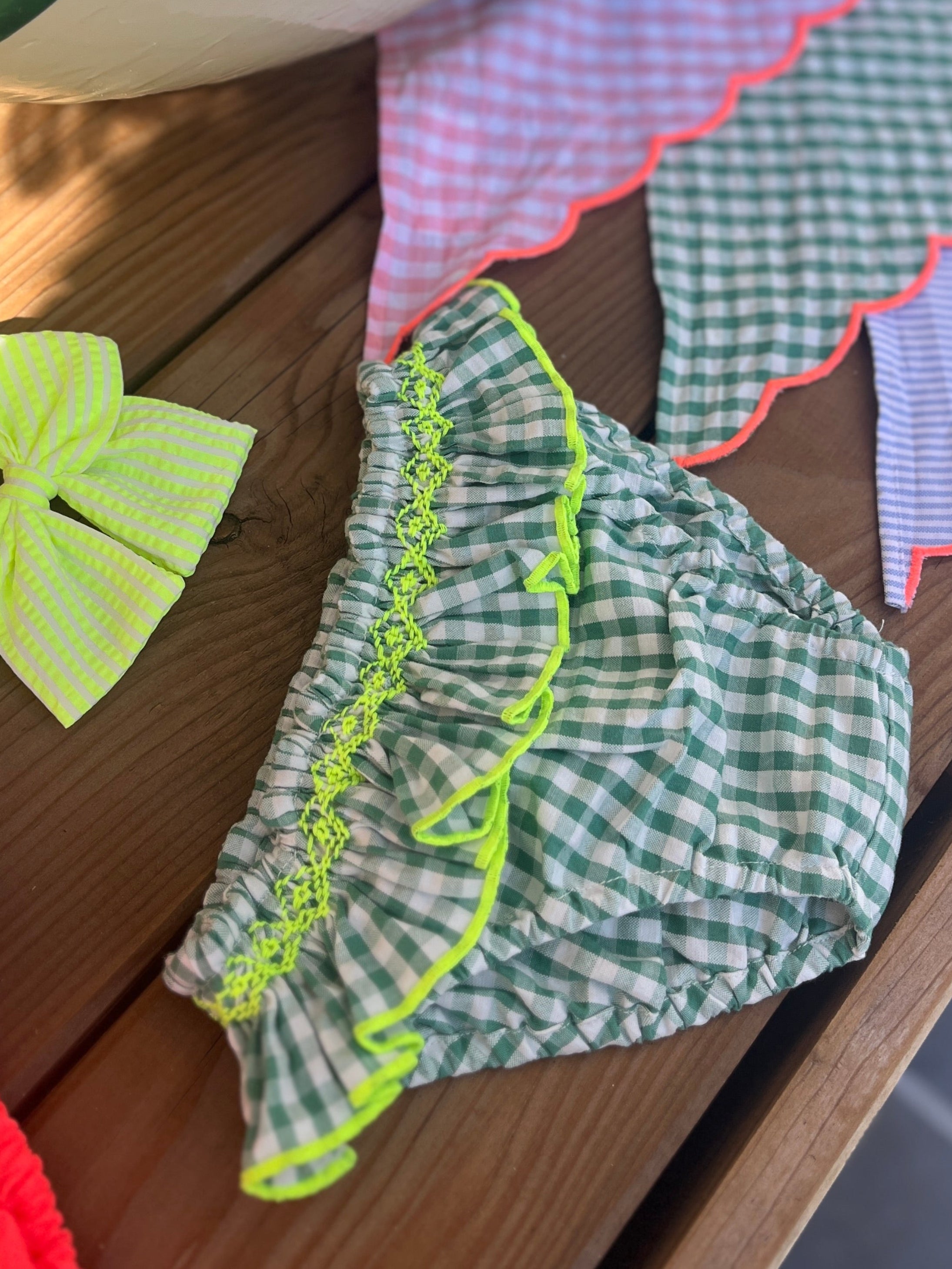 La culotte de bain Célestine à volant smocké vichy vert