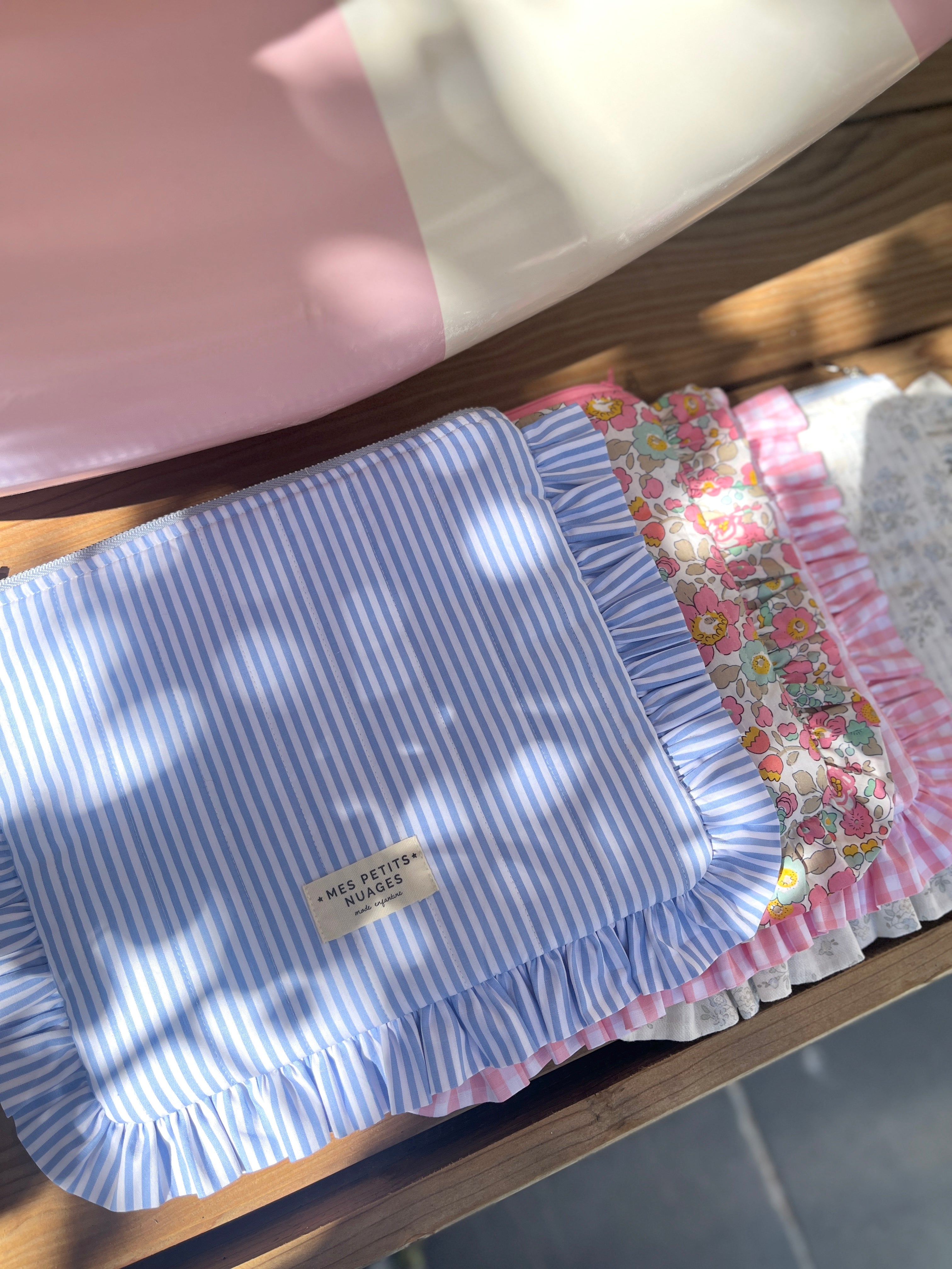 La pochette volantée Aimée fleurie bleu