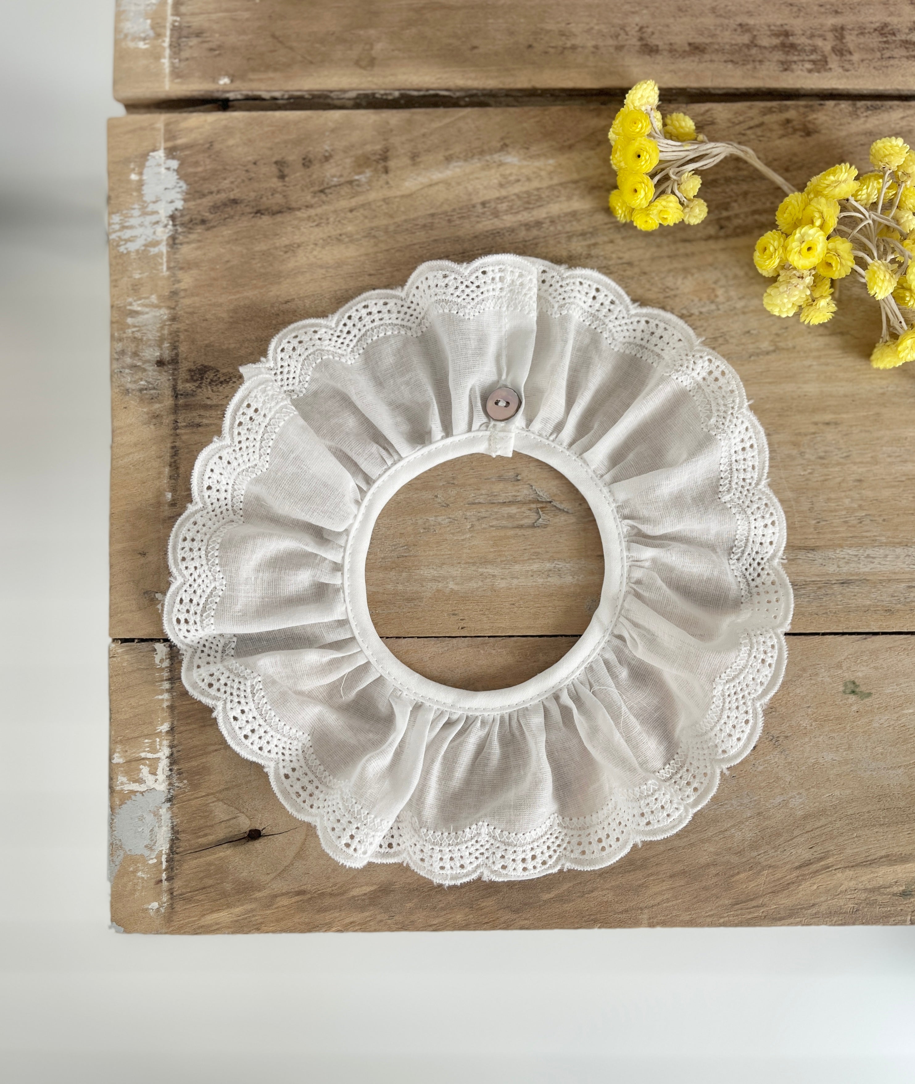 Le col volanté Ernest broderie anglaise festonnée écrue