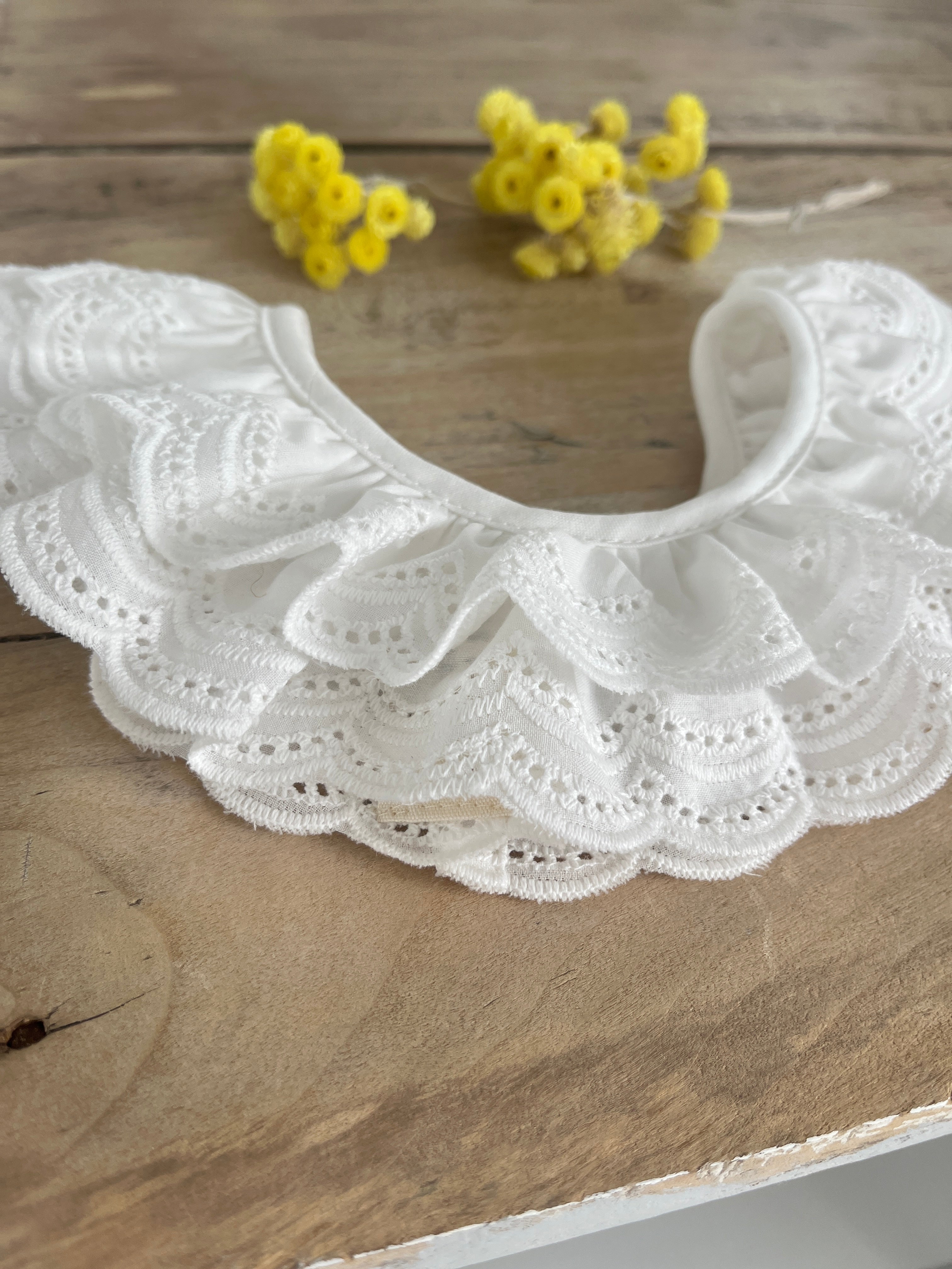 Garance le col volanté en broderie anglaise pour les mum's