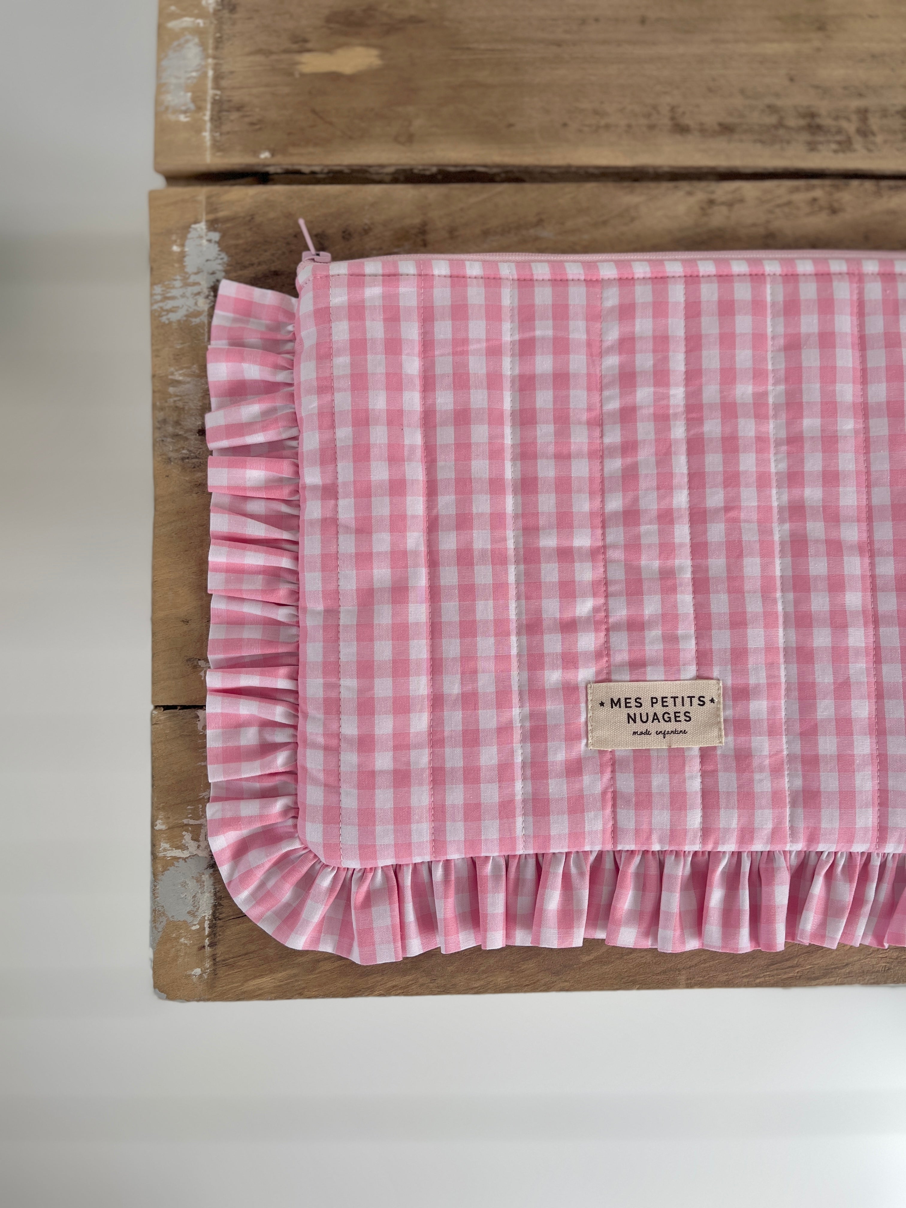 La pochette volantée Aimée vichy rose
