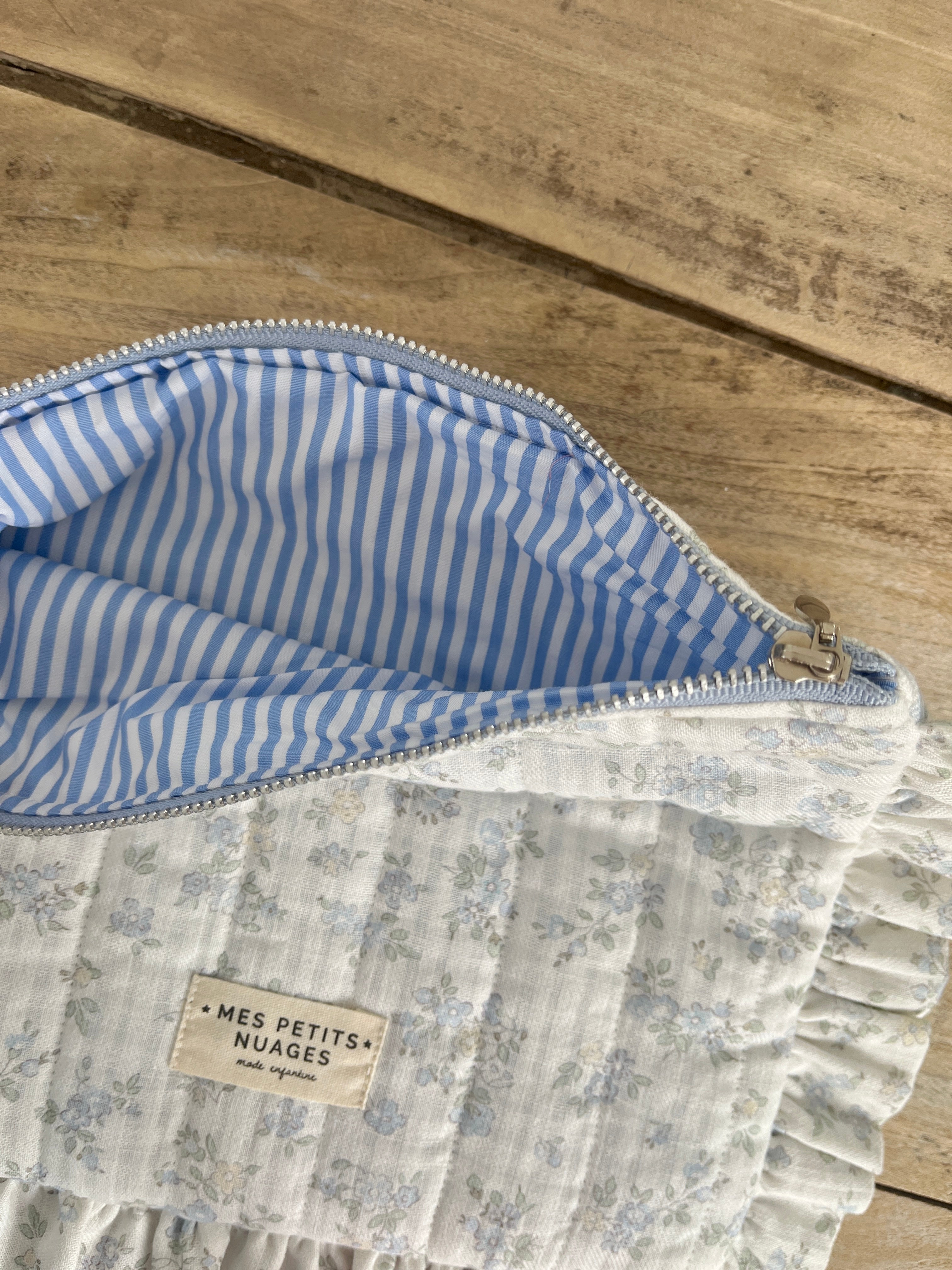 La pochette volantée Aimée fleurie bleu