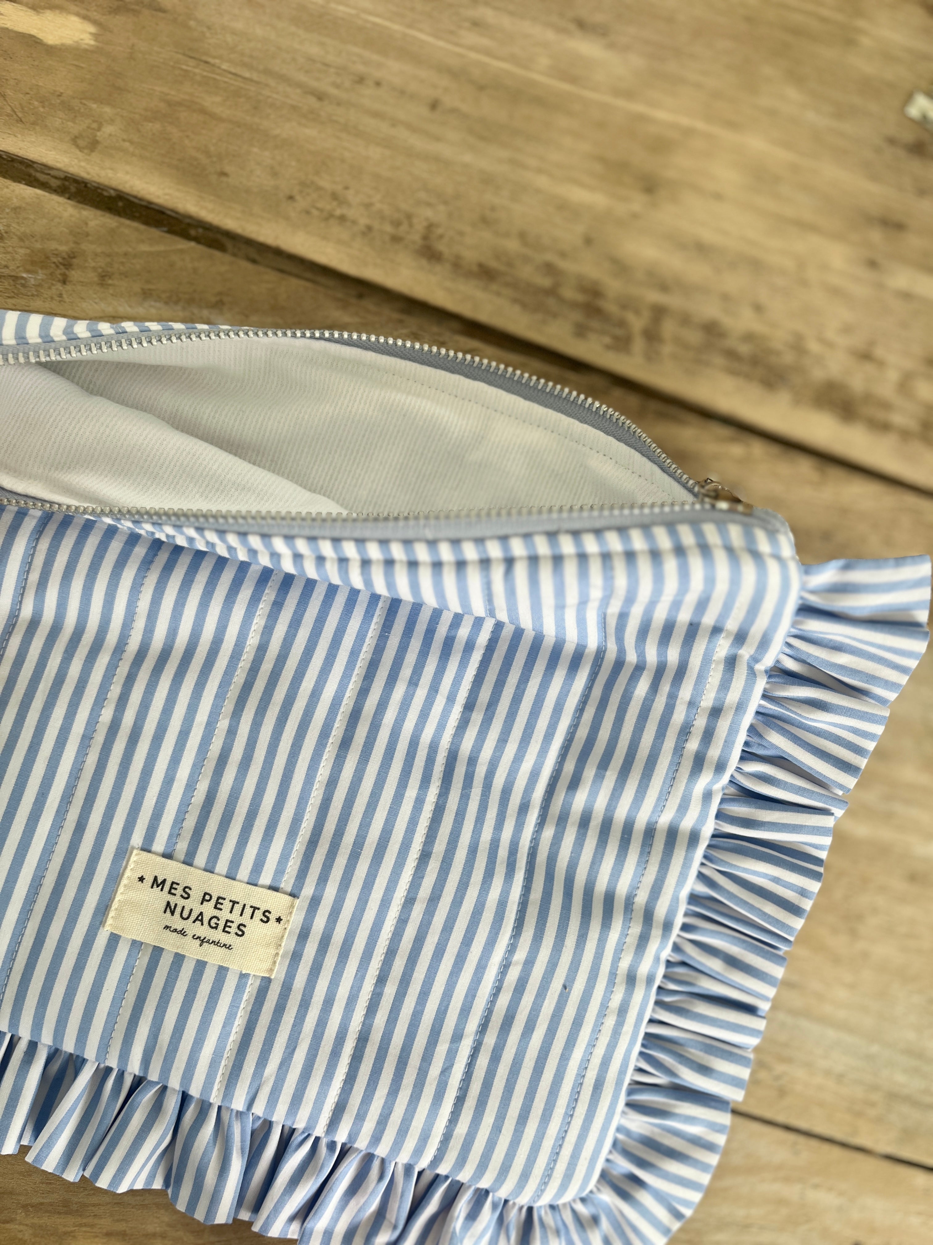 La pochette volantée Aimée rayée bleu