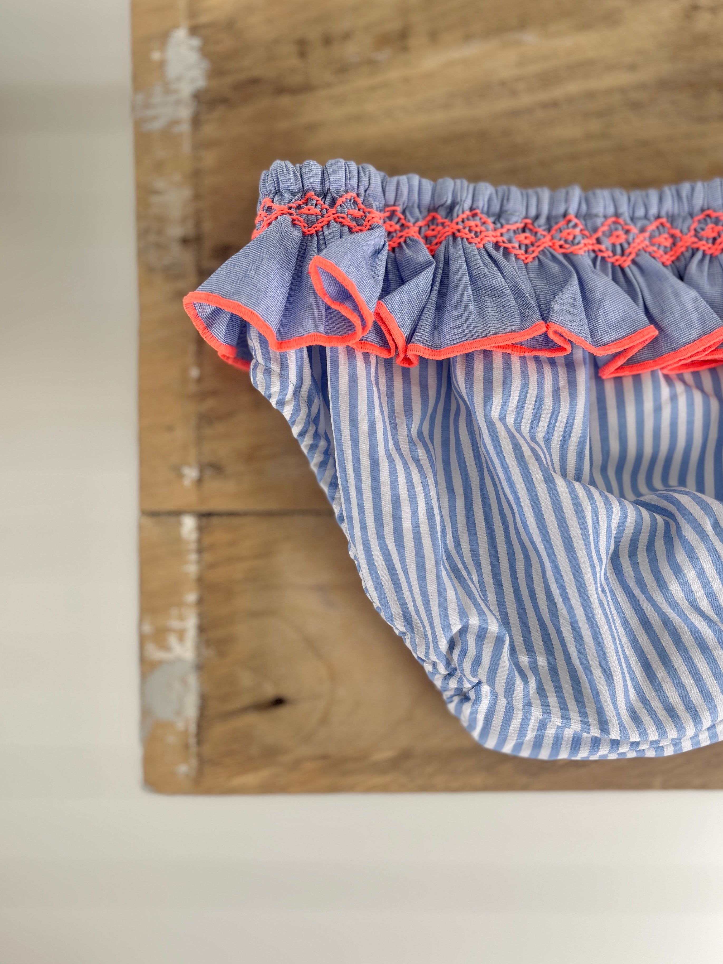 La culotte de bain Célestine à volant smocké bleu