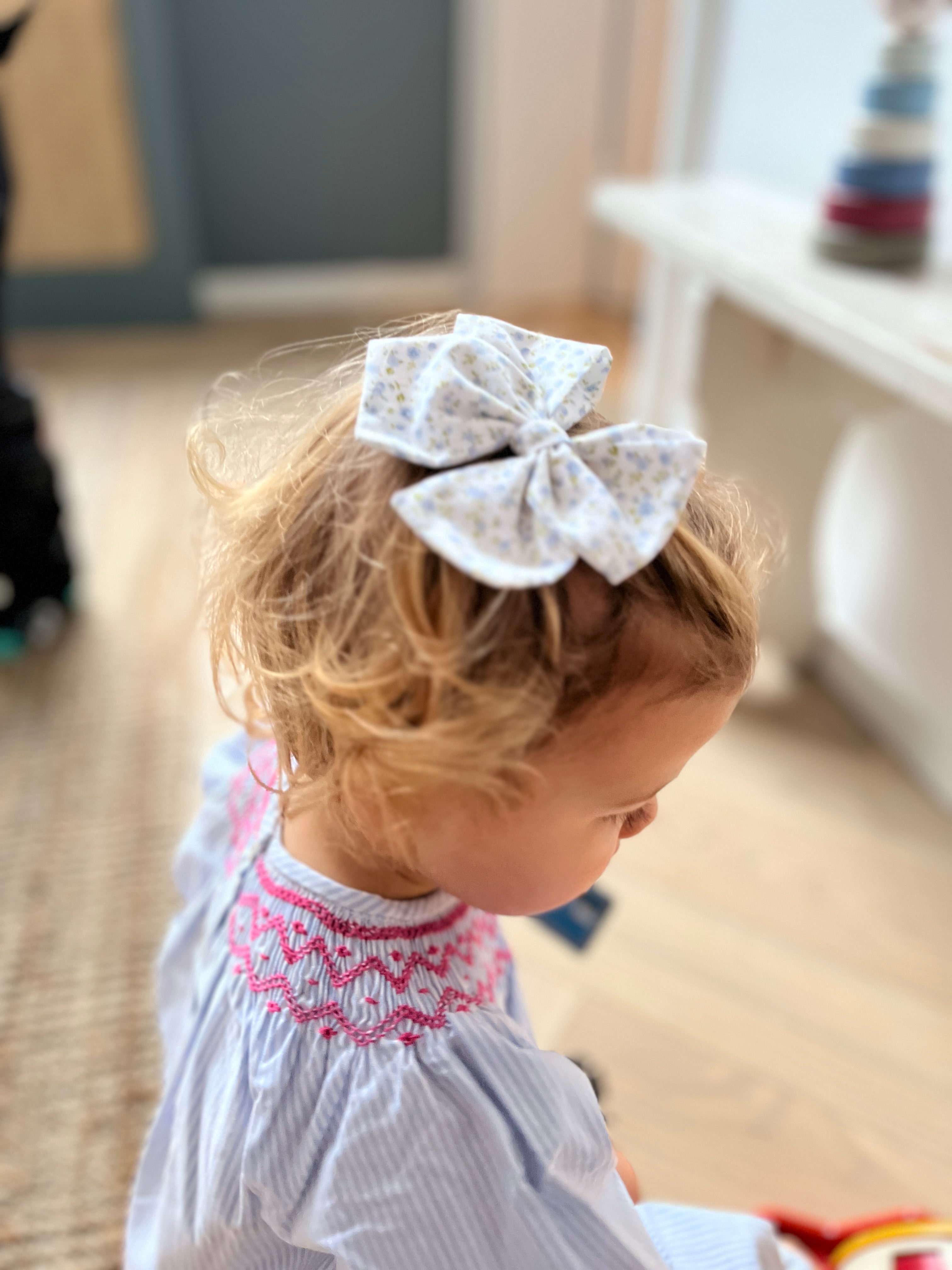 La blouse rayée ciel à l'encolure smockée Victoire