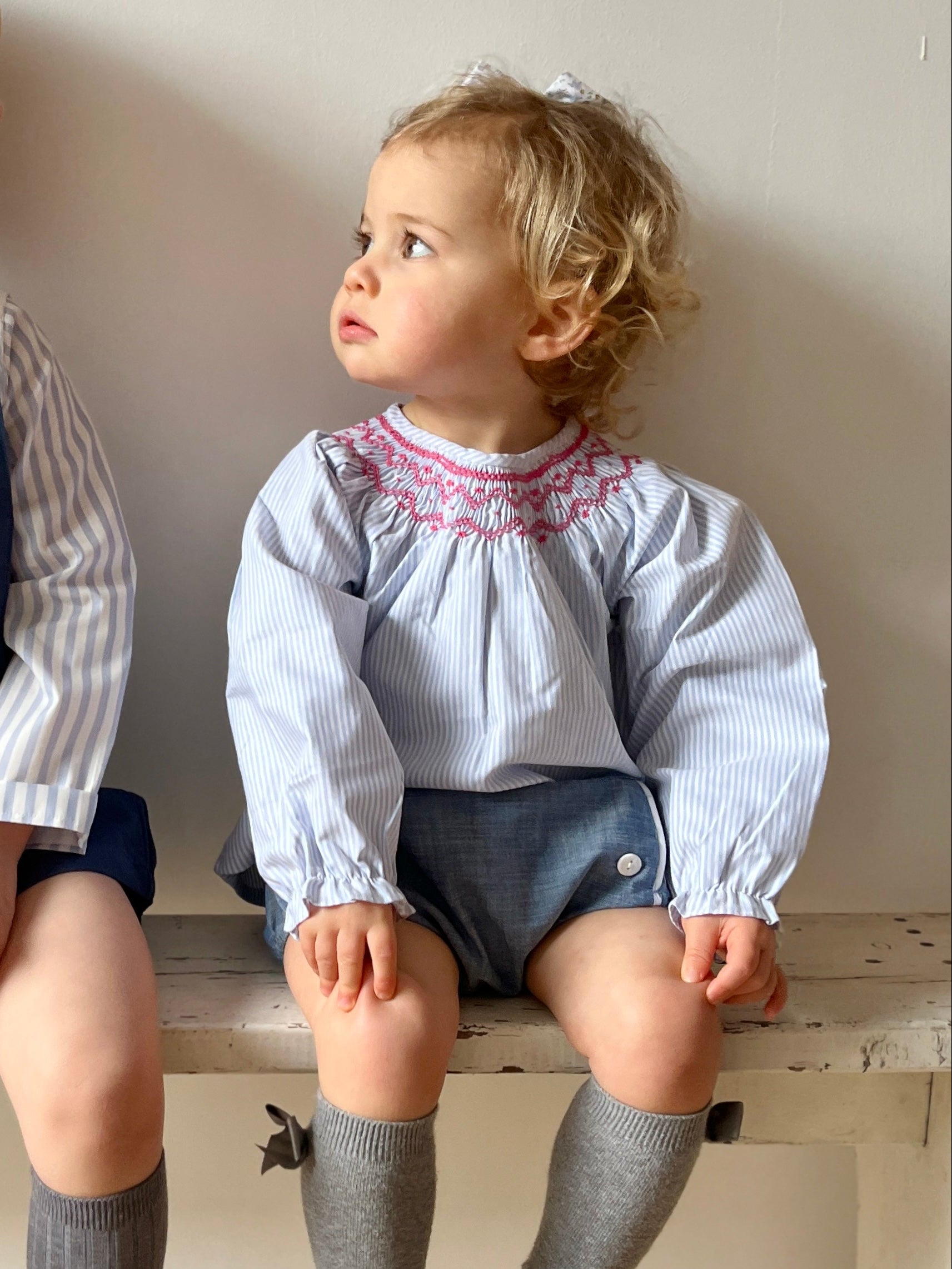 La blouse rayée ciel à l'encolure smockée Victoire