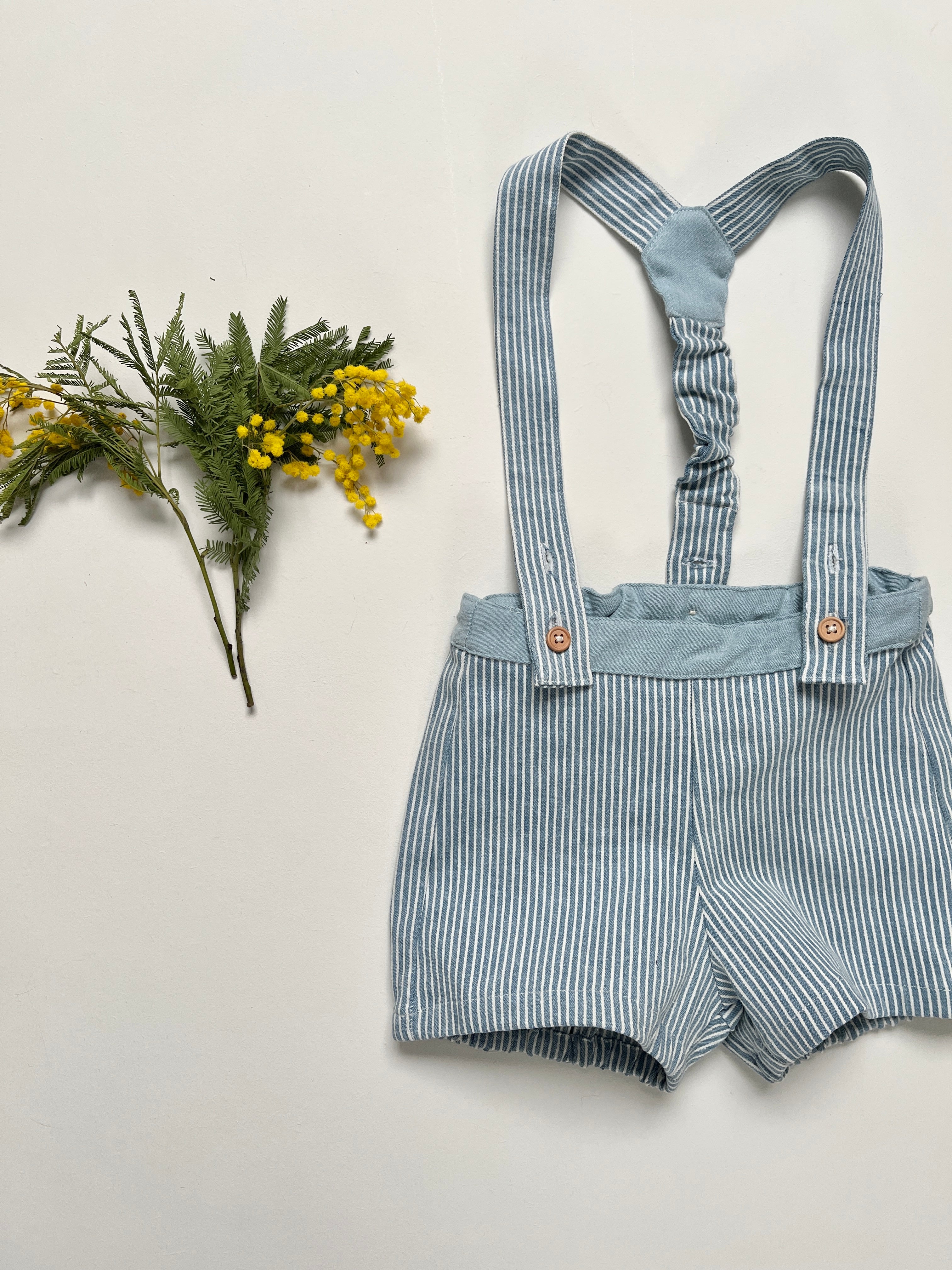 Joseph, le short à bretelles en denim rayé ciel