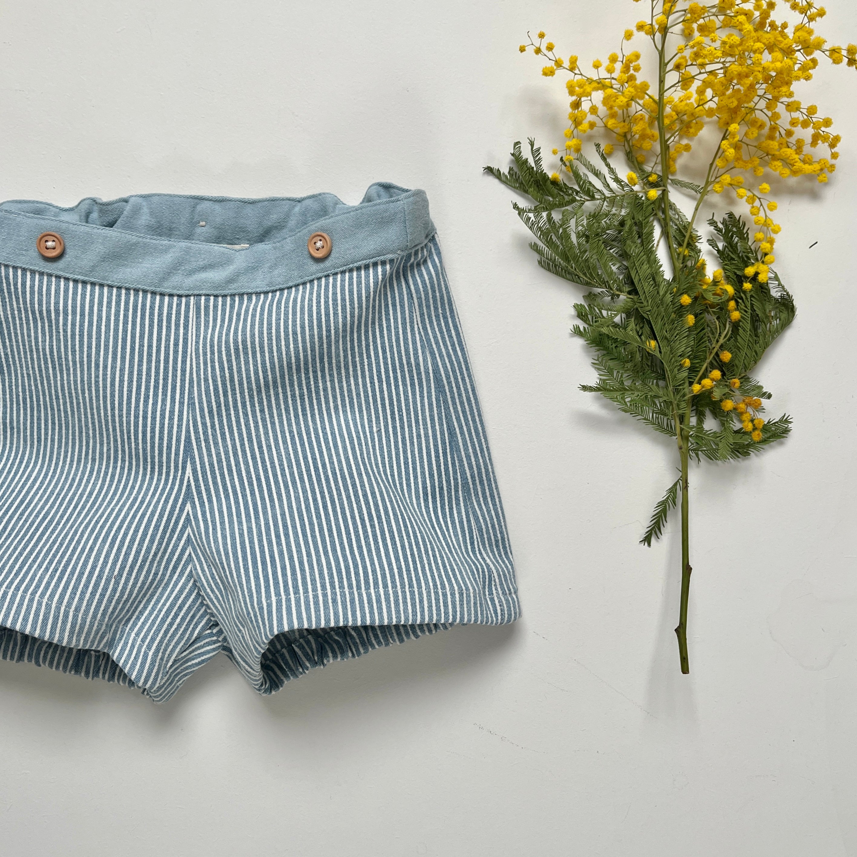 Joseph, le short à bretelles en denim rayé ciel