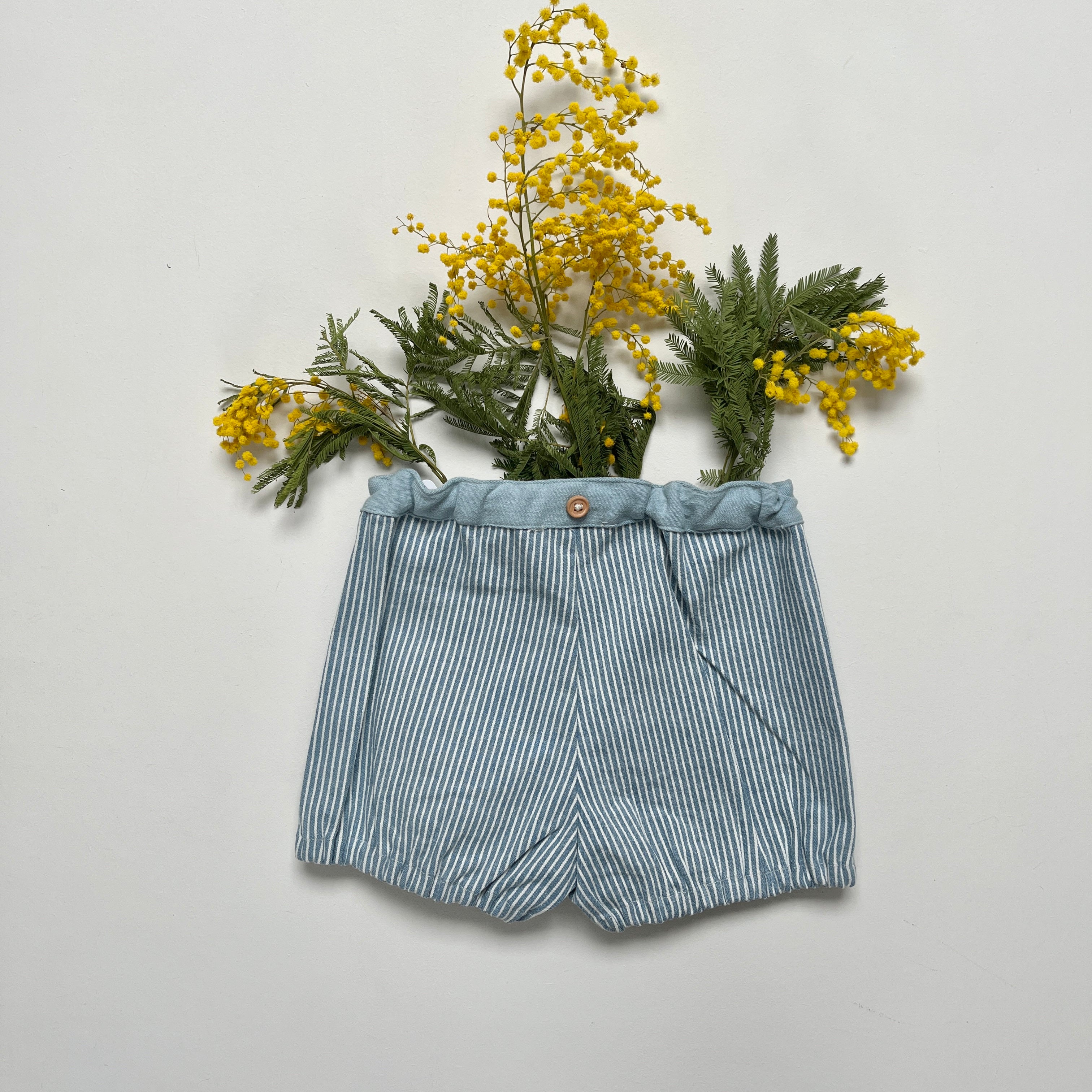 Joseph, le short à bretelles en denim rayé ciel