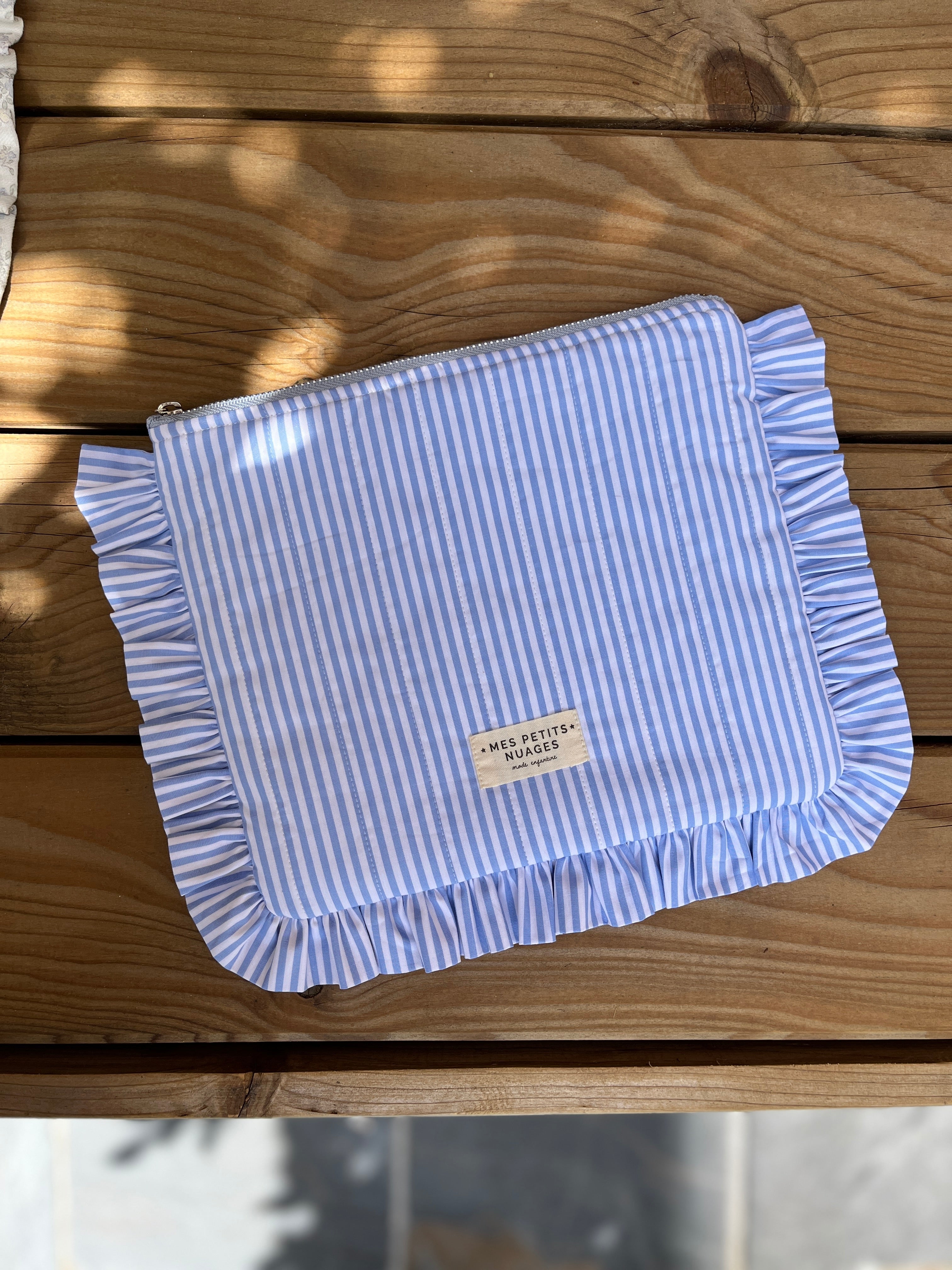 La pochette volantée Aimée rayée bleu