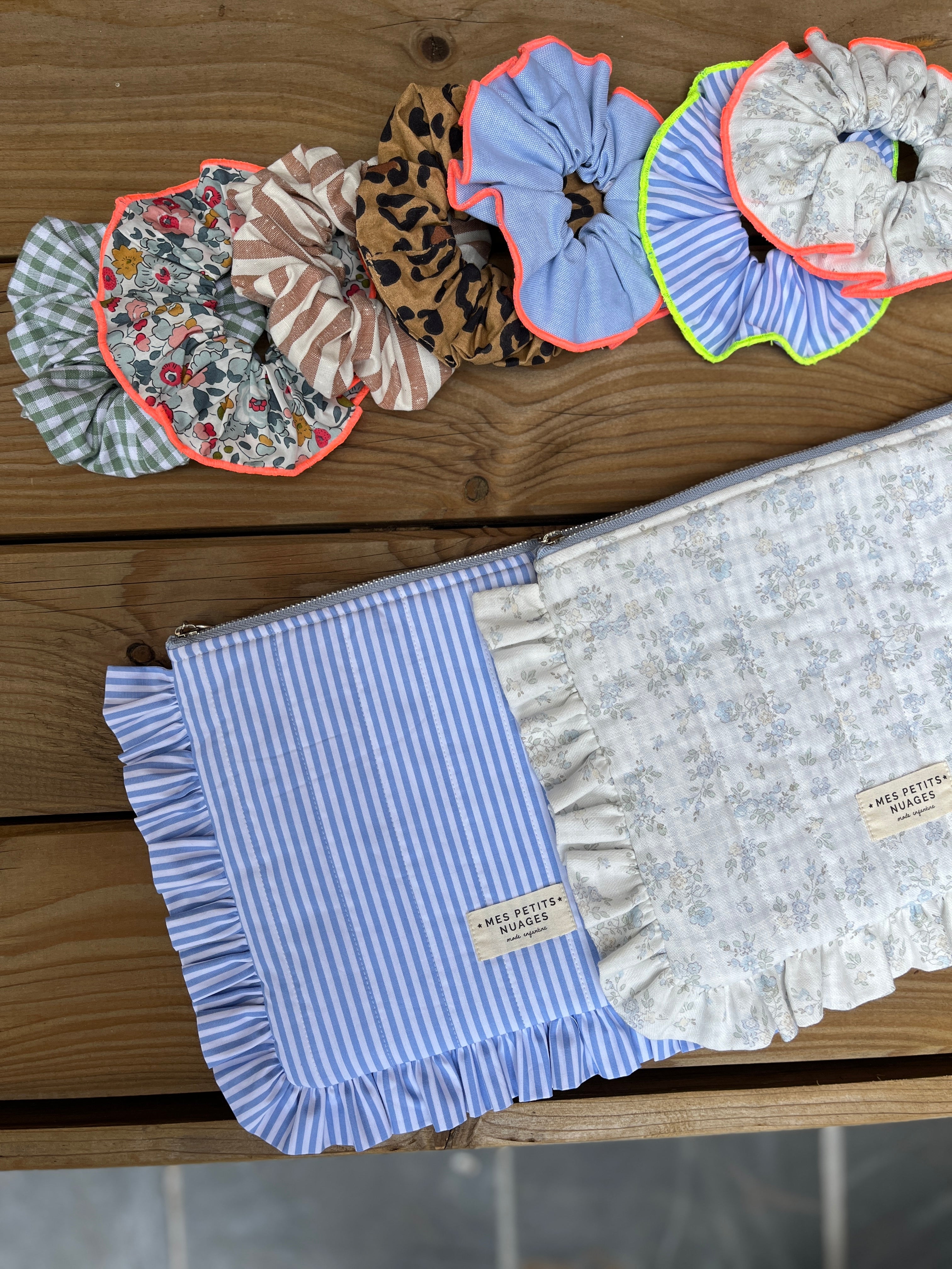 La pochette volantée Aimée rayée bleu