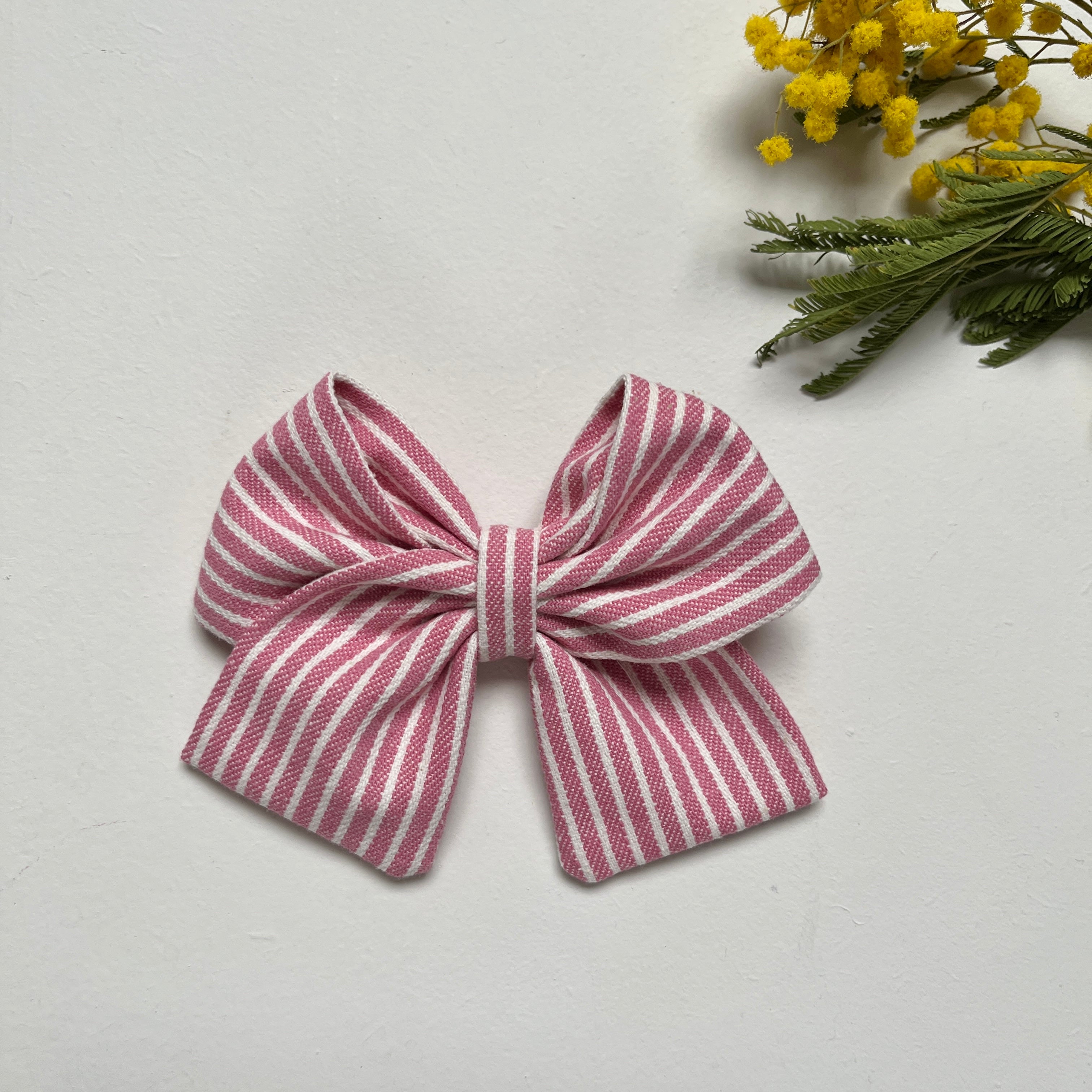 La barrette à gros noeud Brunette rayée "Oshkosh" rose rose moyen