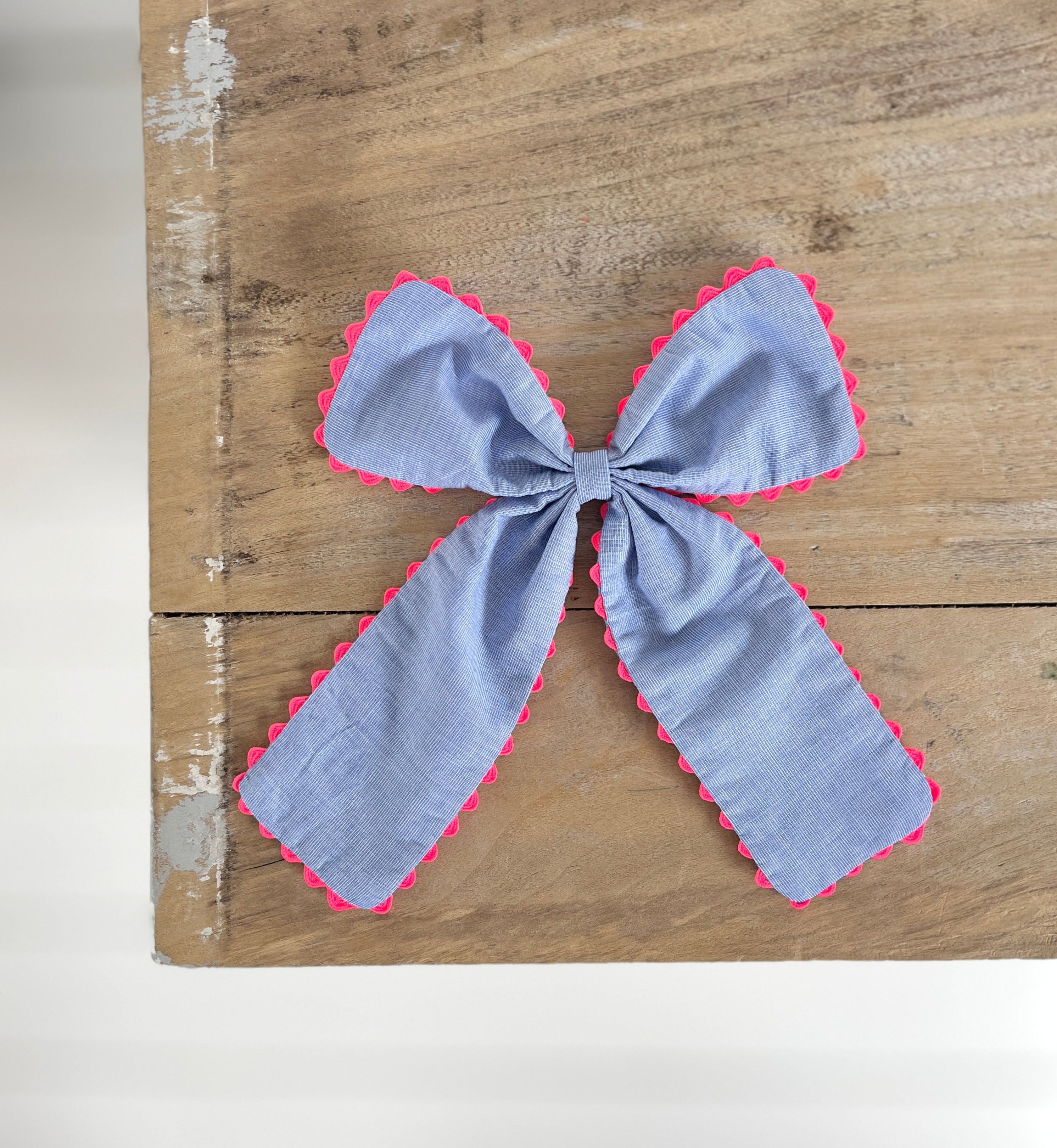 La maxi barrette à gros nœud Brunette avec du croquet
