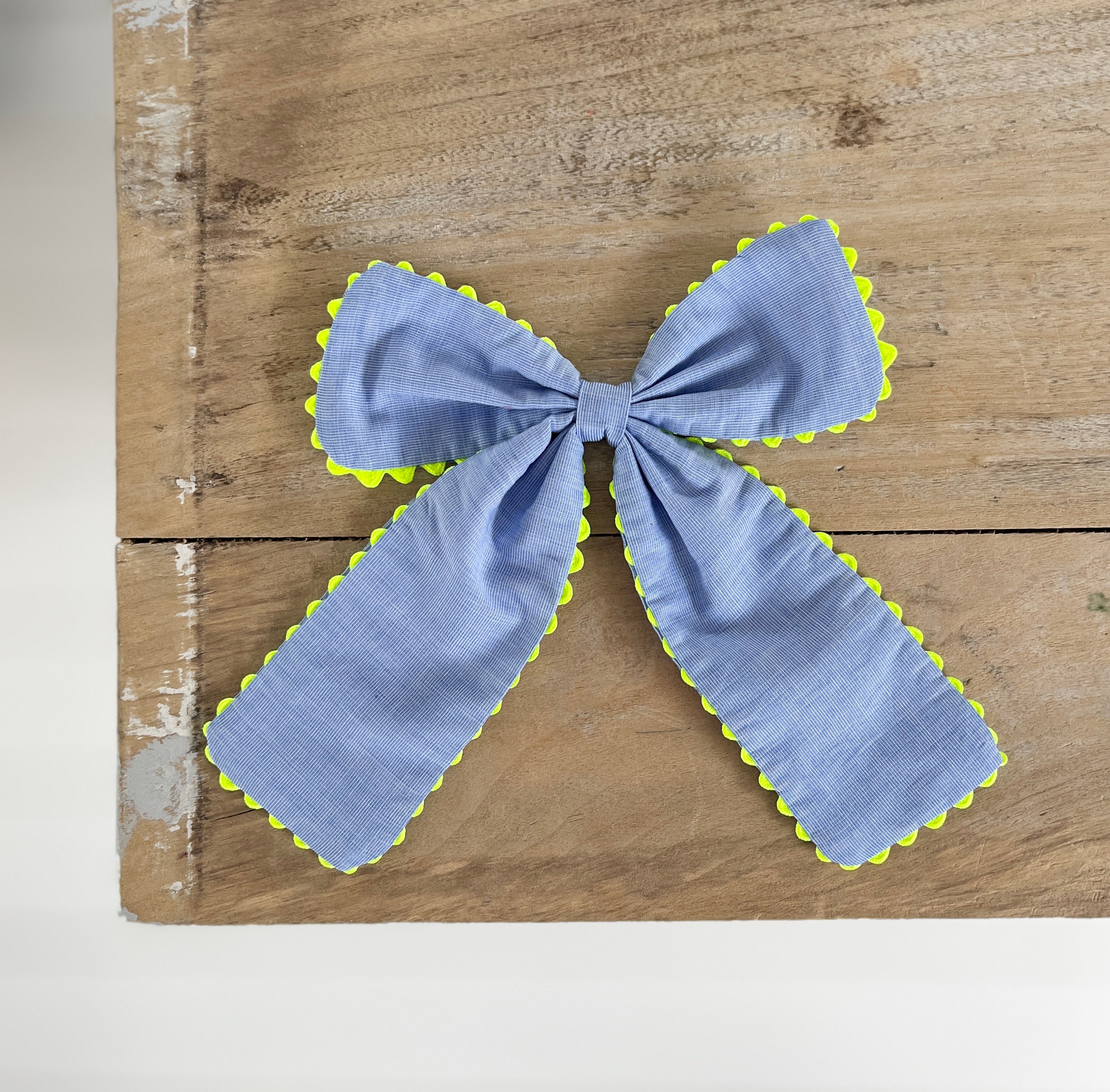 La maxi barrette à gros nœud Brunette avec du croquet