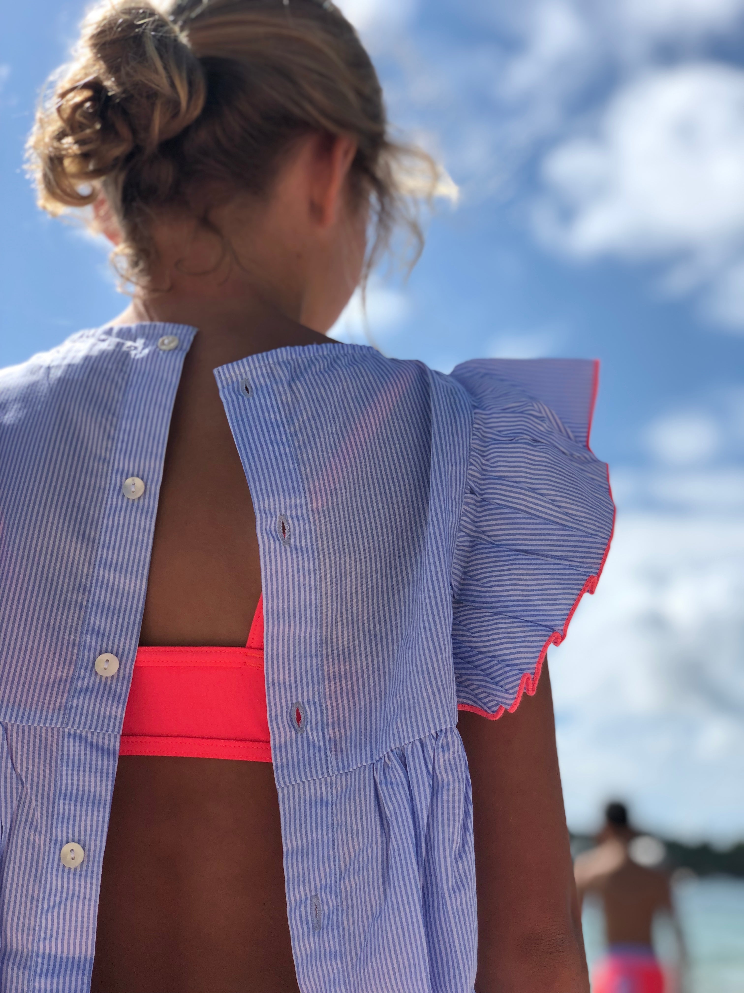 Le haut à volants bleu et rose fluo Constance