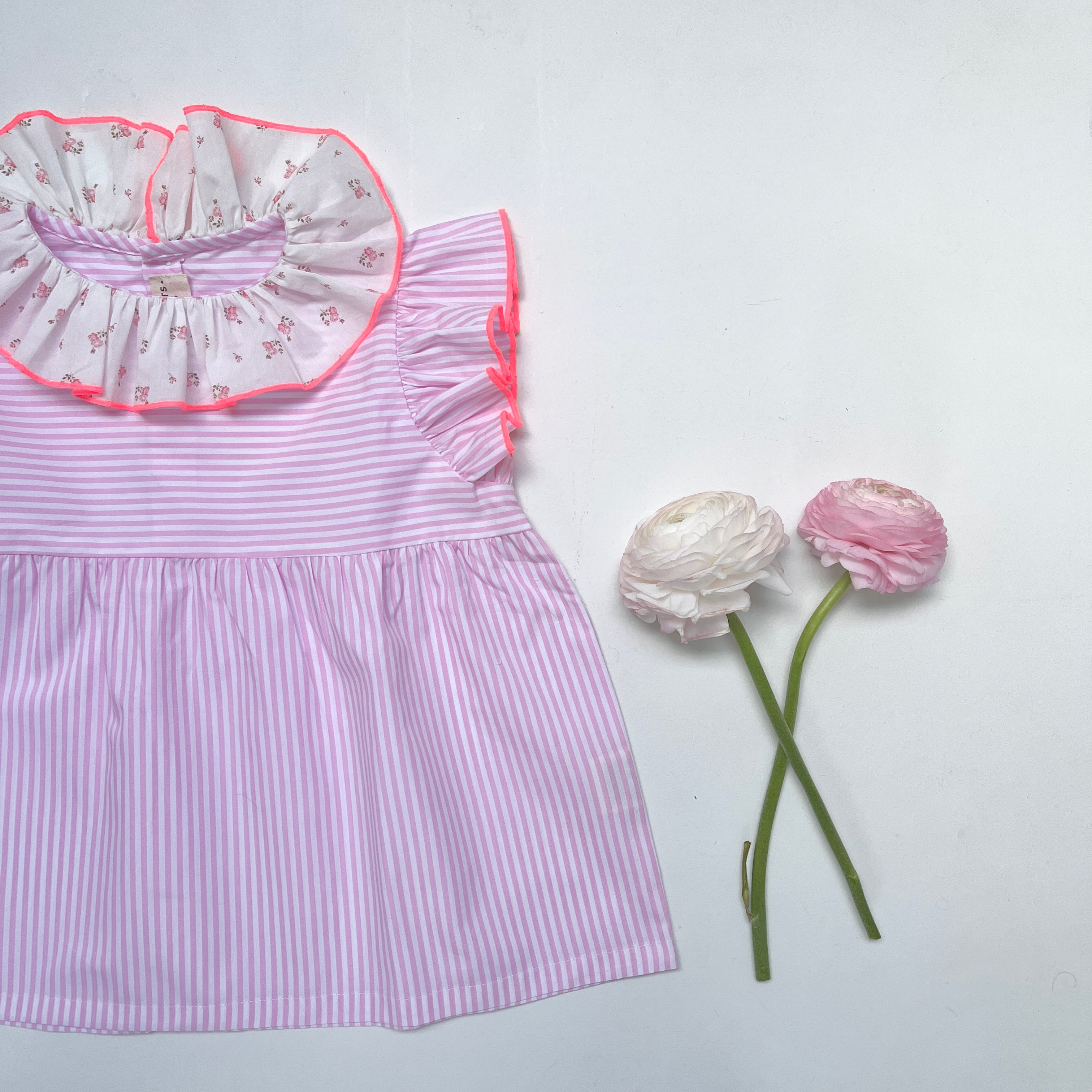 Le haut à manches et col volantés rayé rose Bérénice