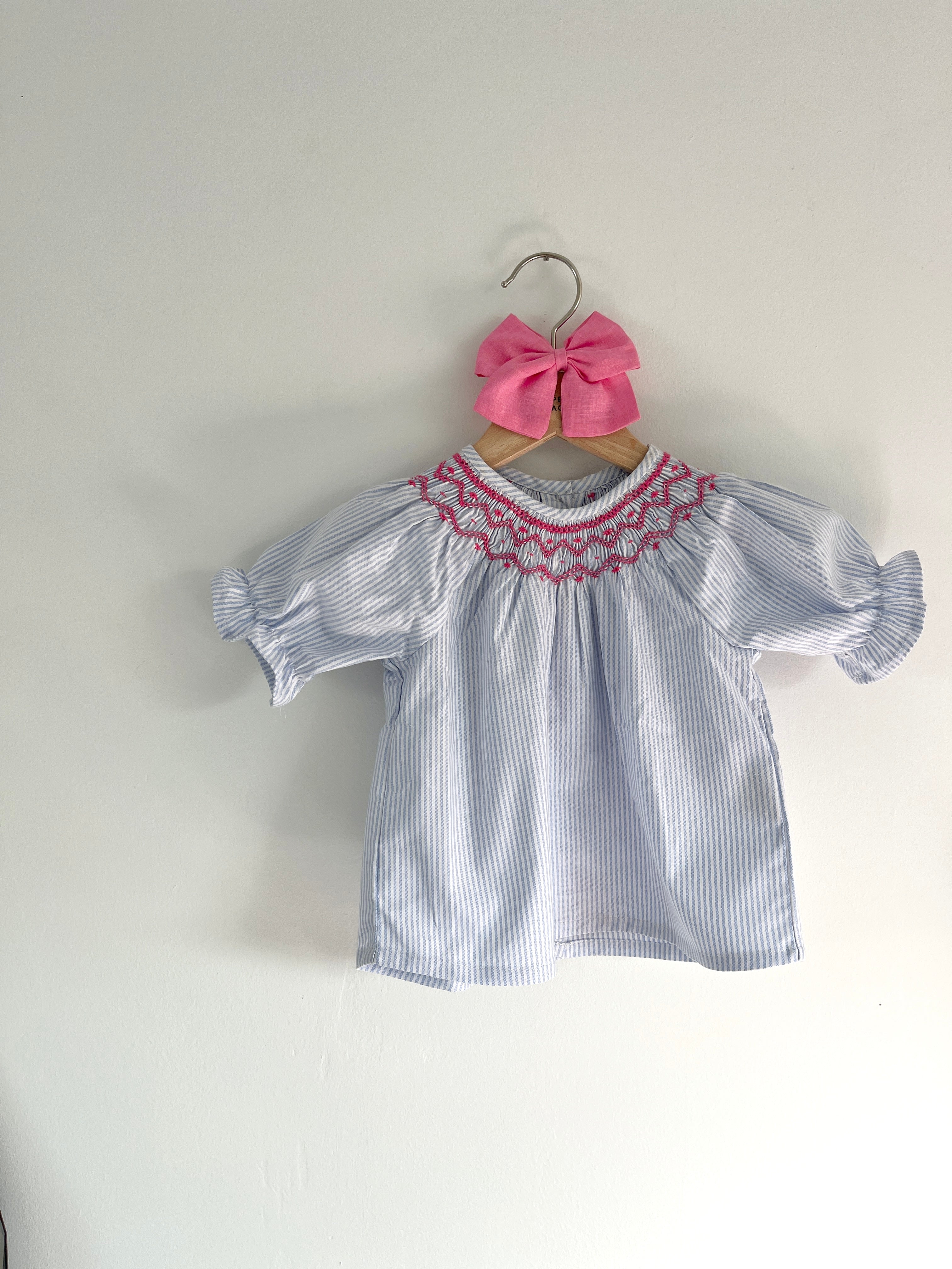 La blouse rayée ciel à l'encolure smockée Victoire