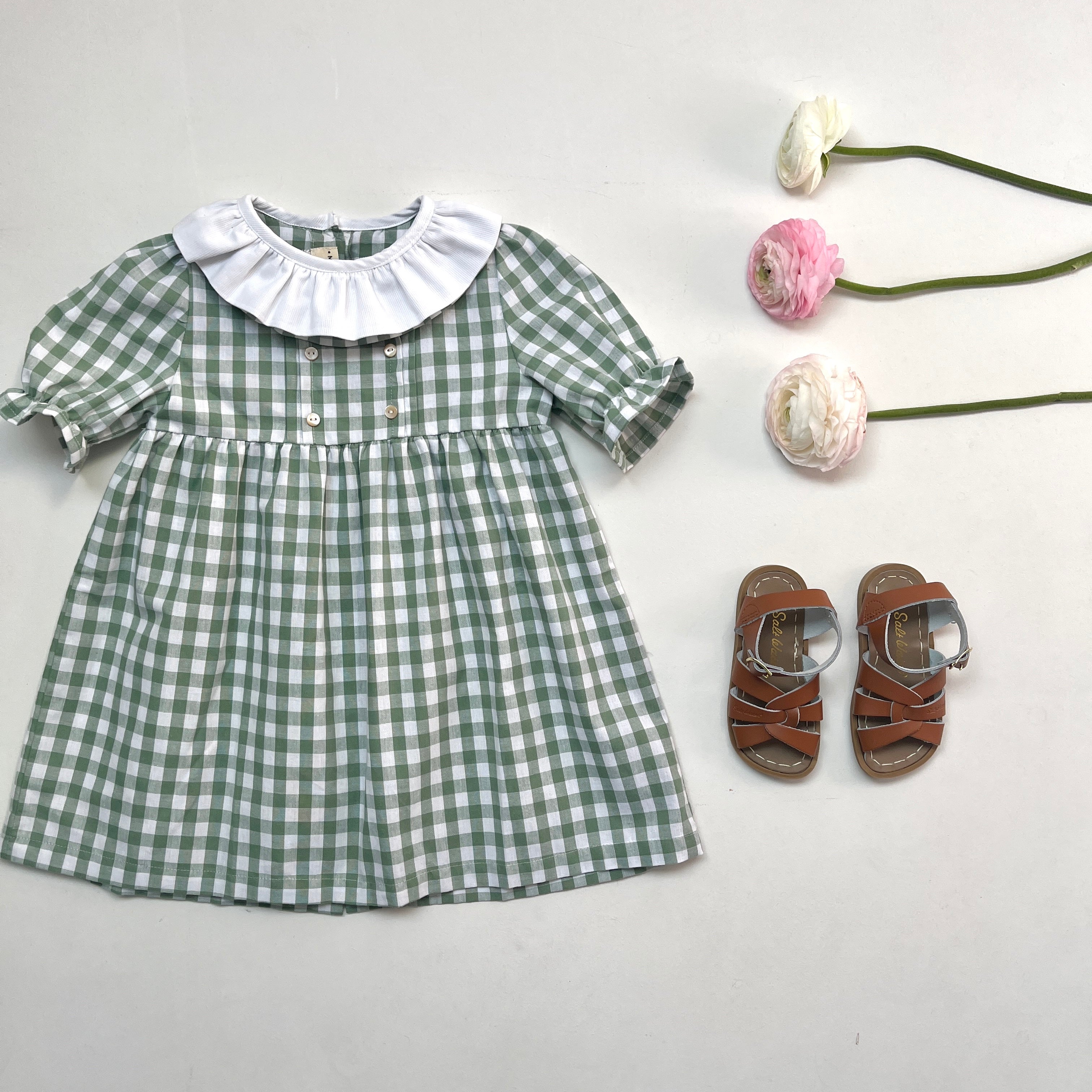 La robe Suzanne en vichy vert à double col volanté