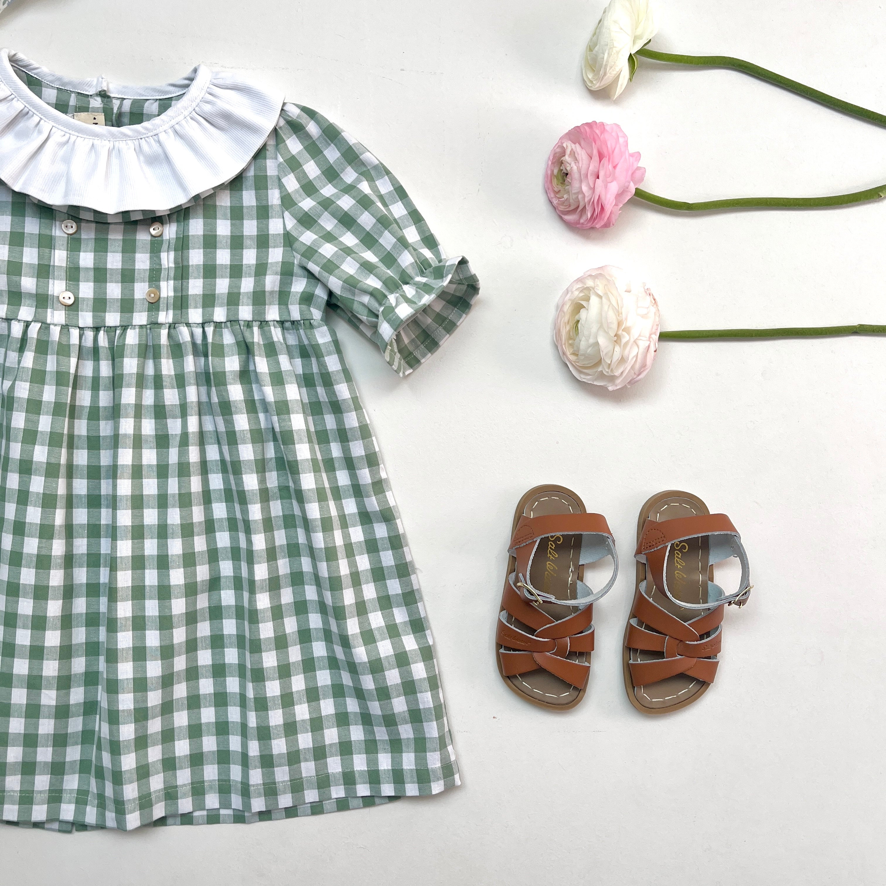 La robe Suzanne en vichy vert à double col volanté