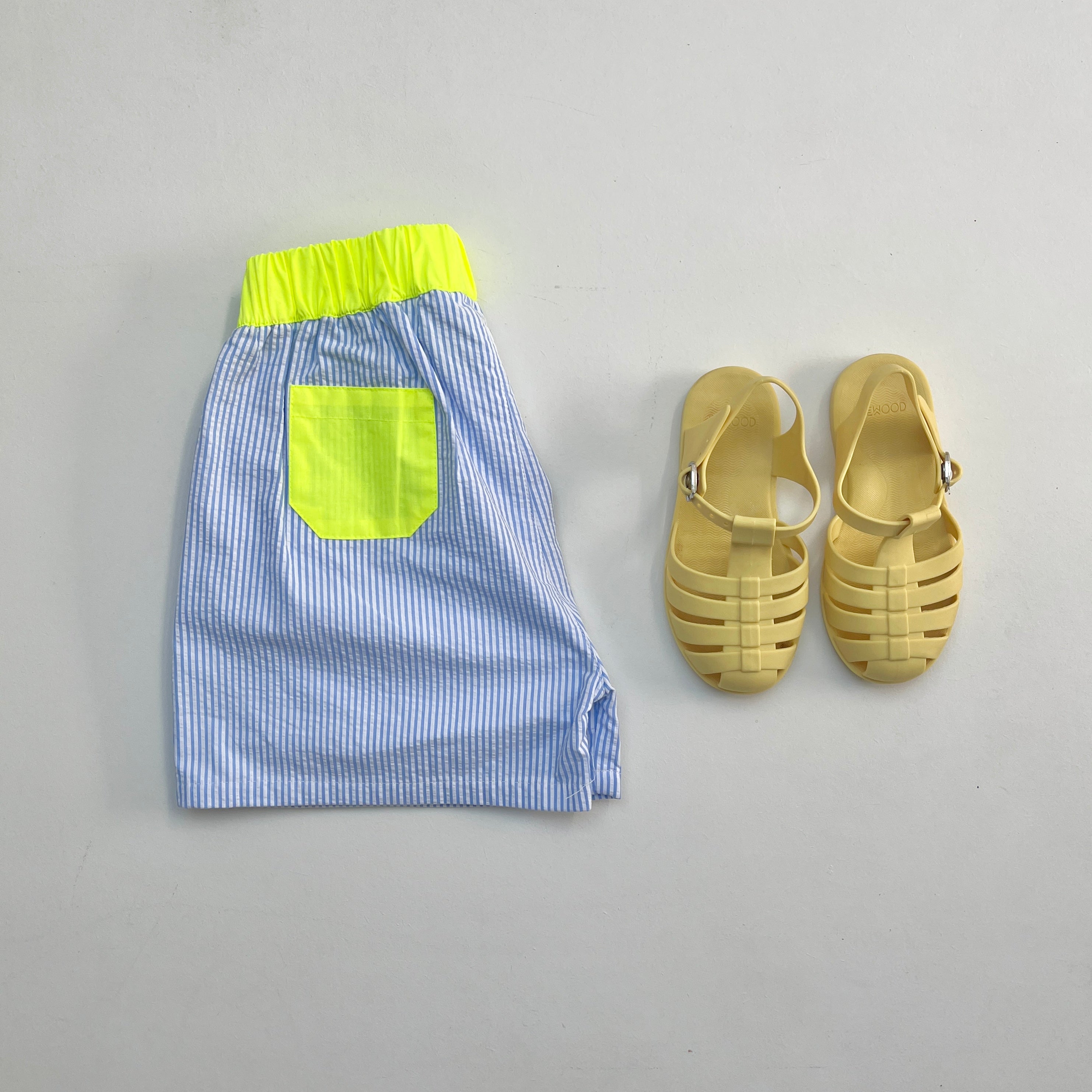 Le short de bain Gustave rayé bleu et jaune fluo