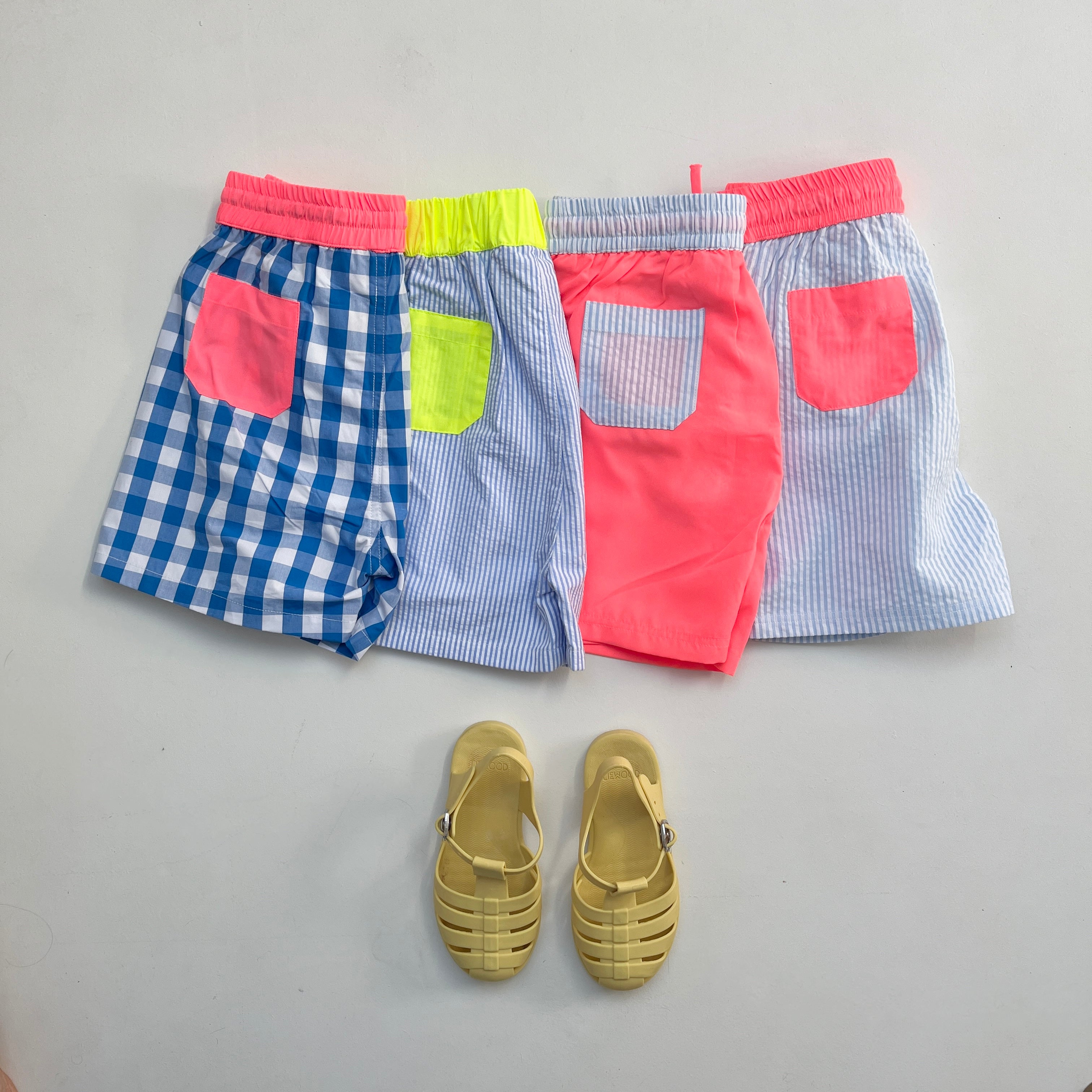 Le short de bain Gustave rayé bleu et jaune fluo