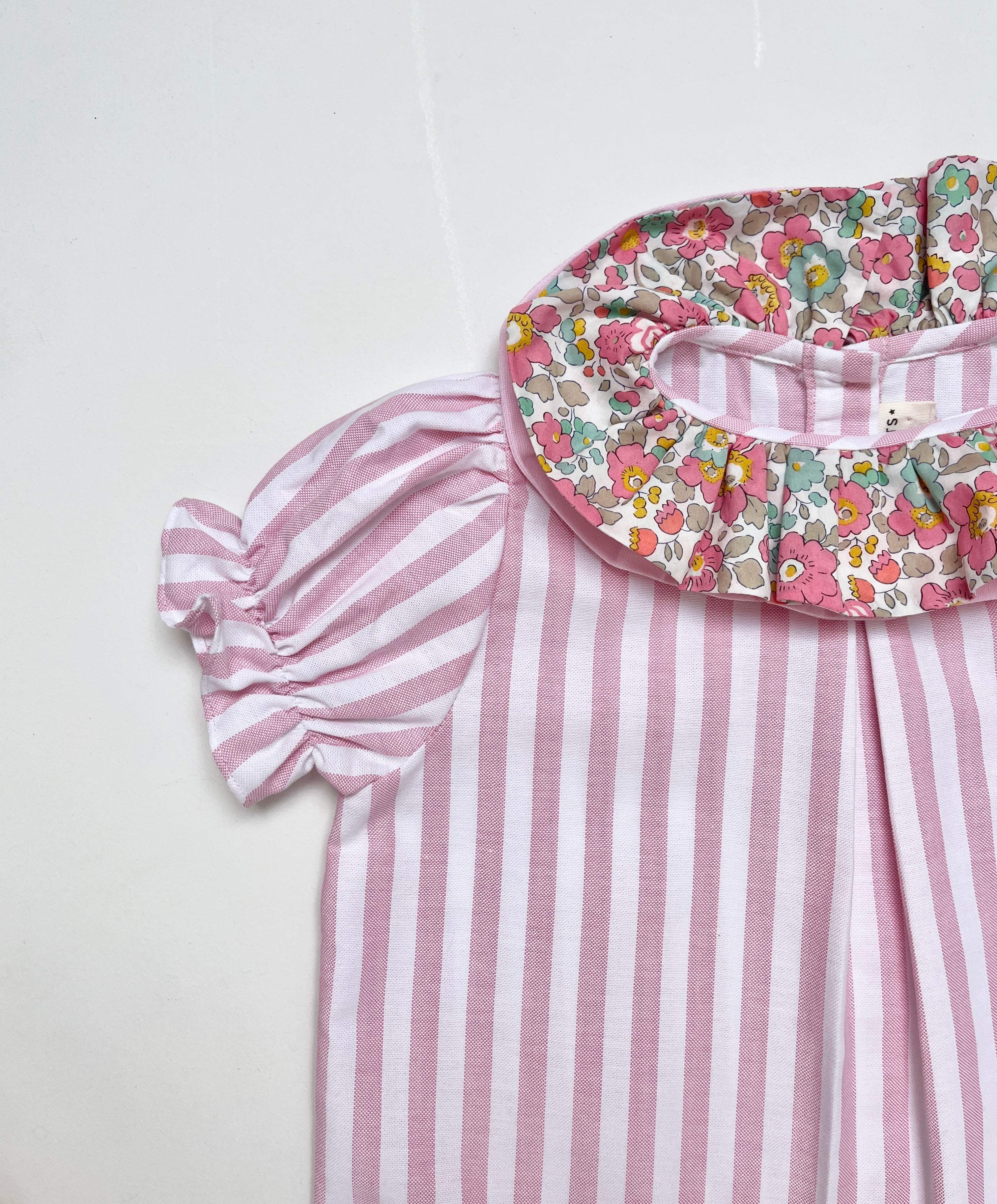 La blouse à double col volanté Fleur rayée rose