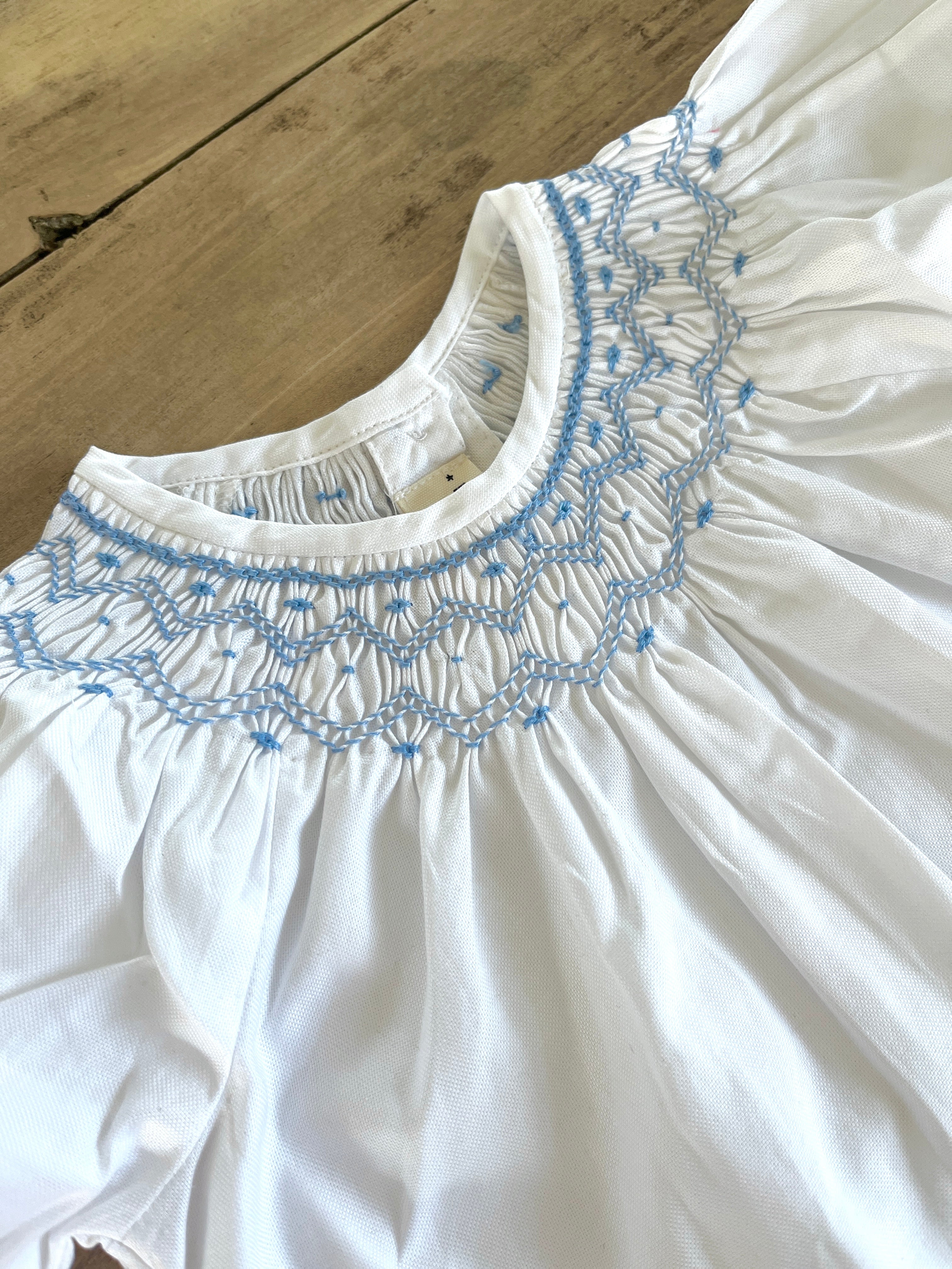 La blouse blanche à l'encolure smockée Victoire