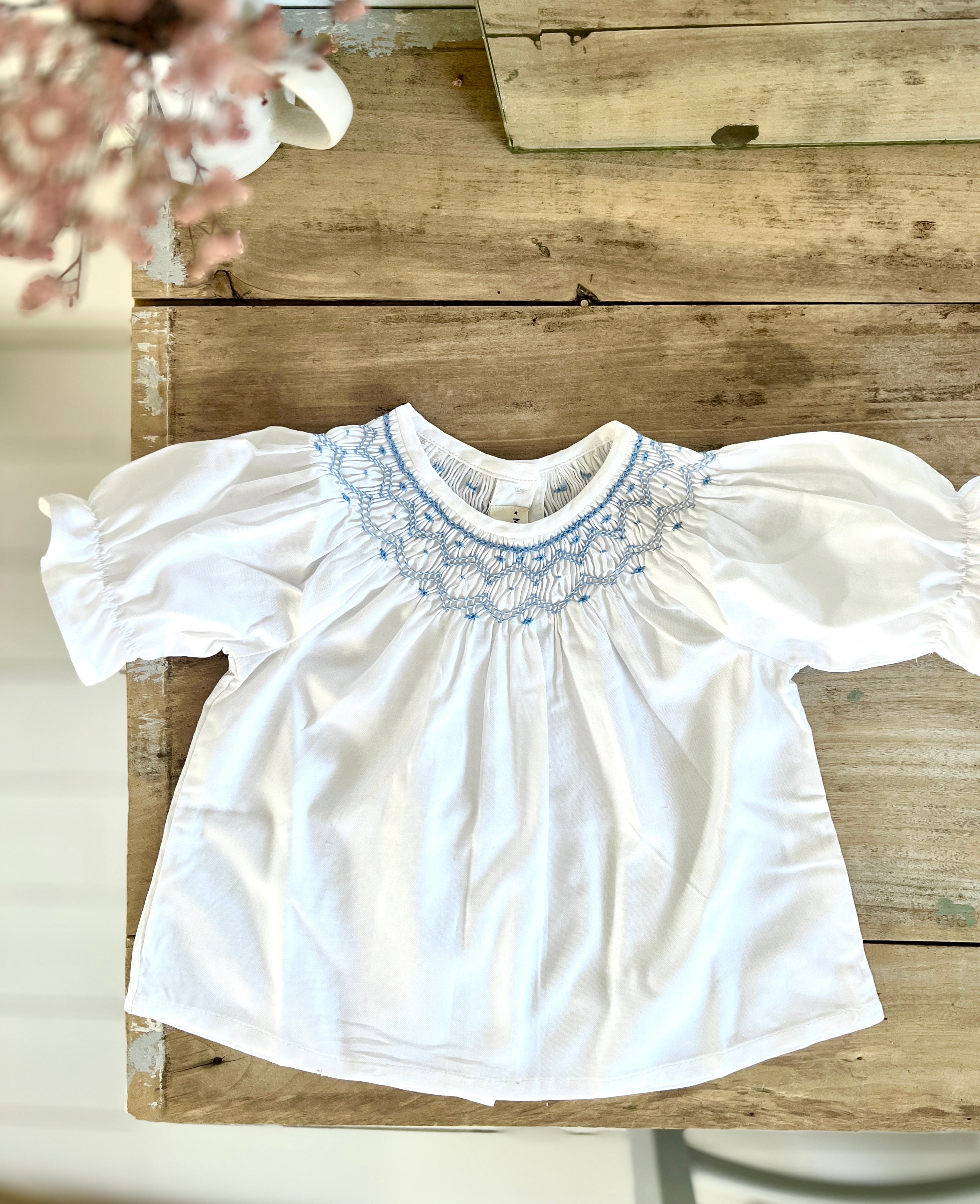La blouse blanche à l'encolure smockée Victoire