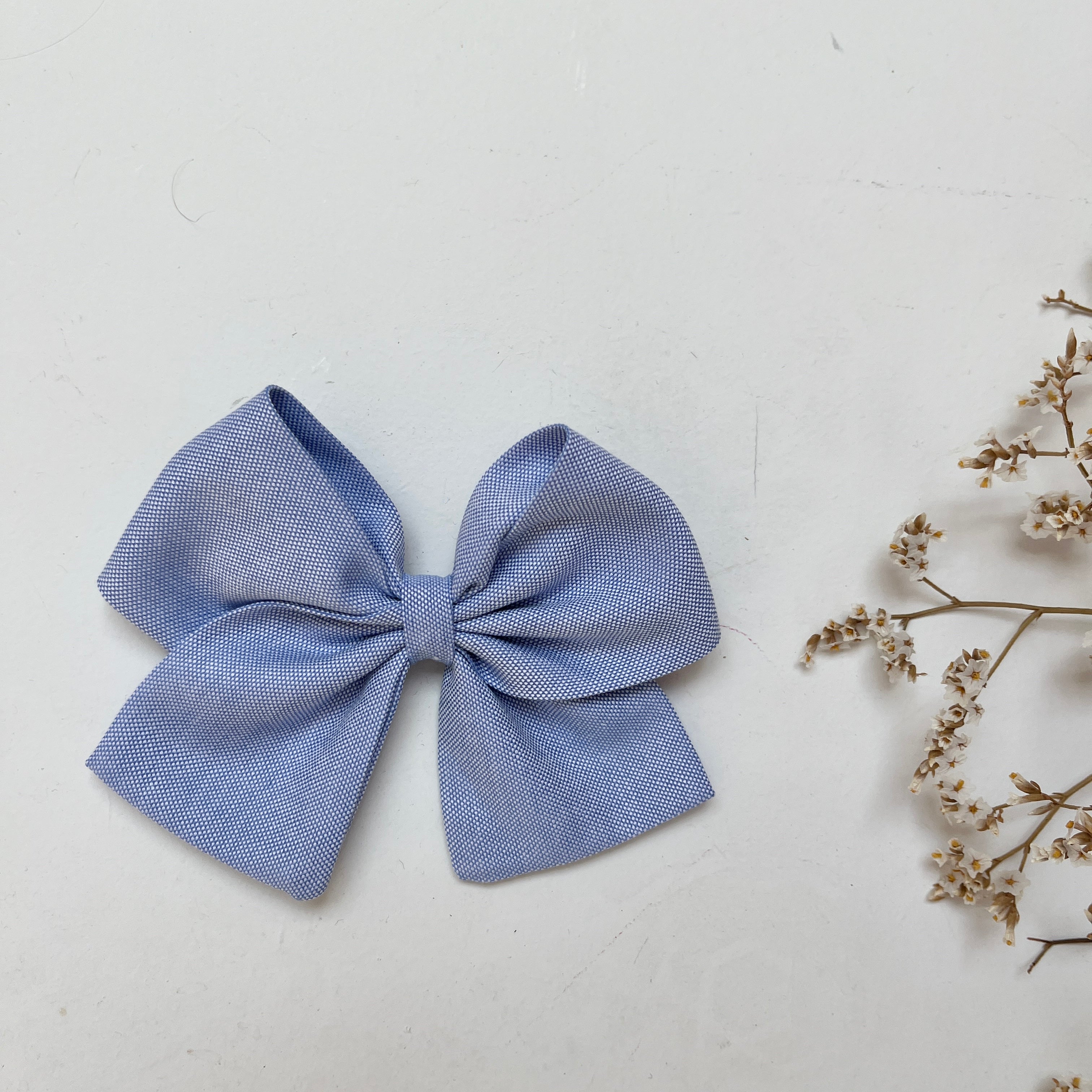 La barrette à gros noeud Brunette unie oxford bleu denim