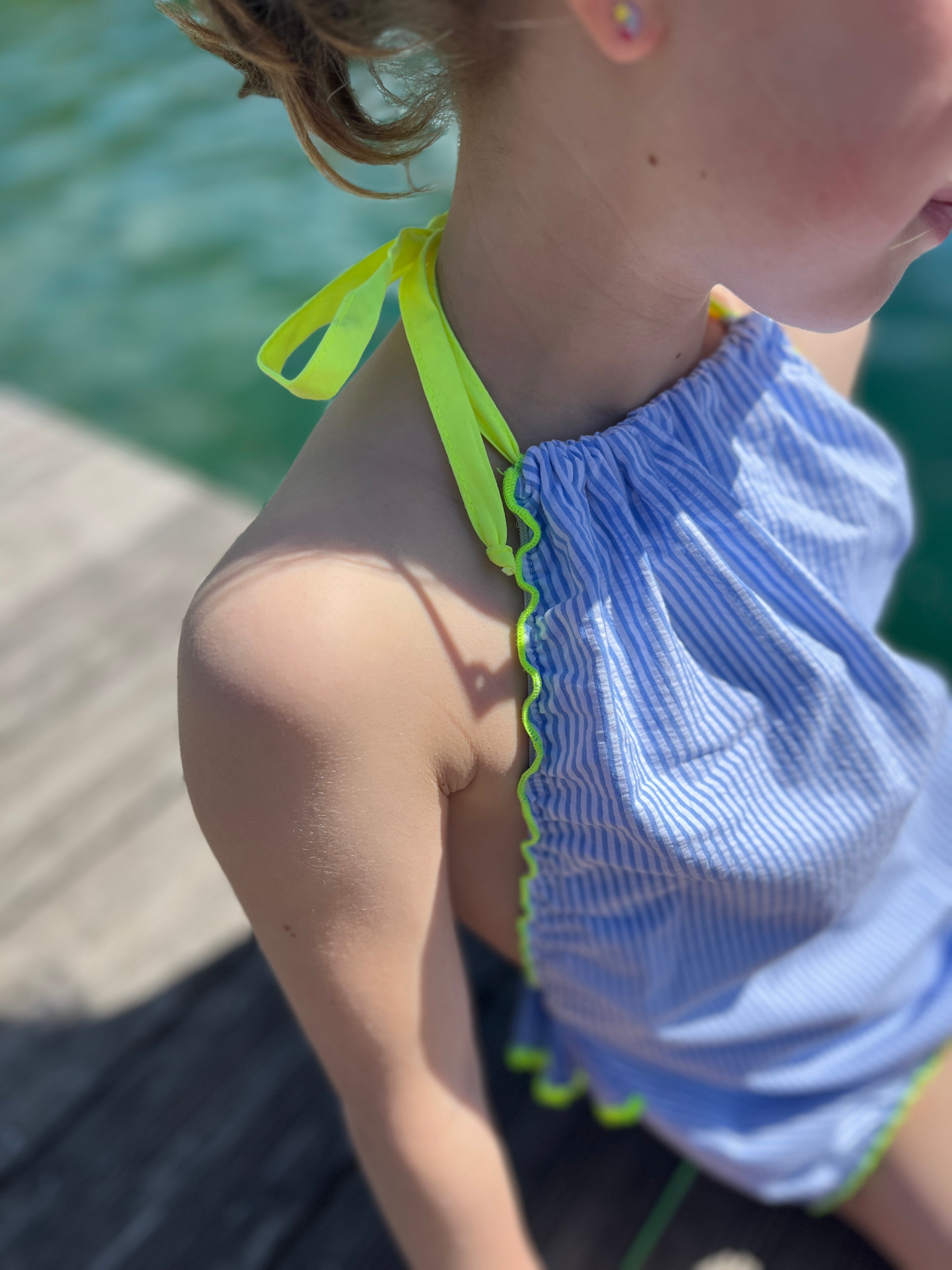 Le maillot une pièce Suzon rayé bleu et jaune fluo
