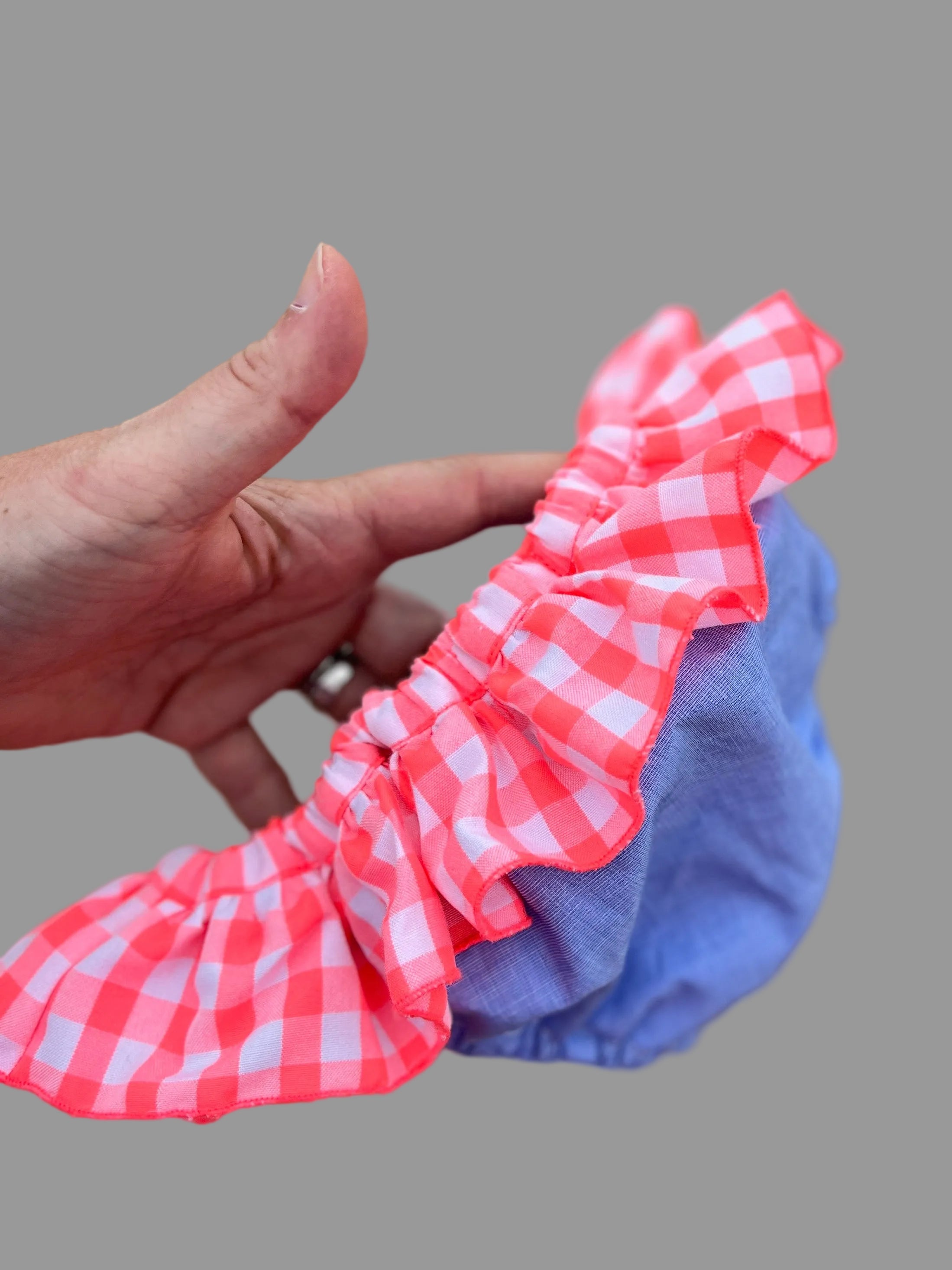 La culotte de bain Célestine à volant bleu et vichy rose fluo