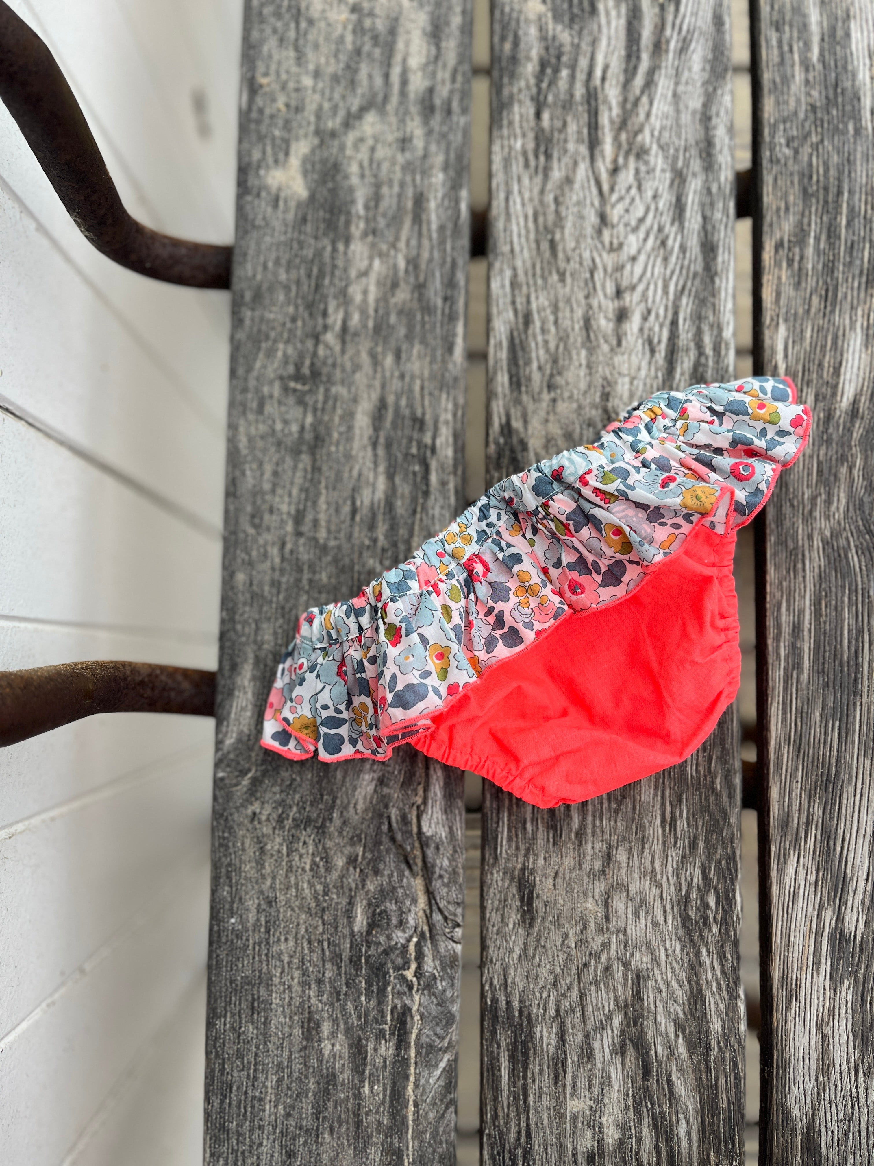 La culotte de bain Célestine à volant rose fluo et Liberty